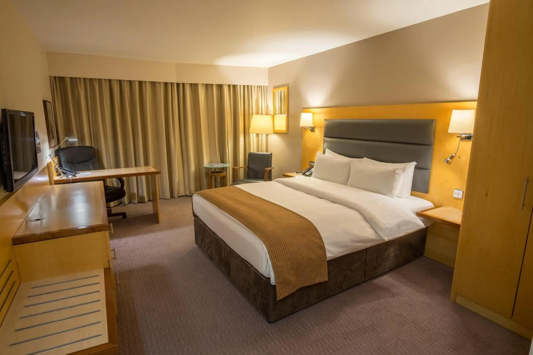 Photo of the whole room, Bed in Holiday Inn London Brentford Lock by IHG