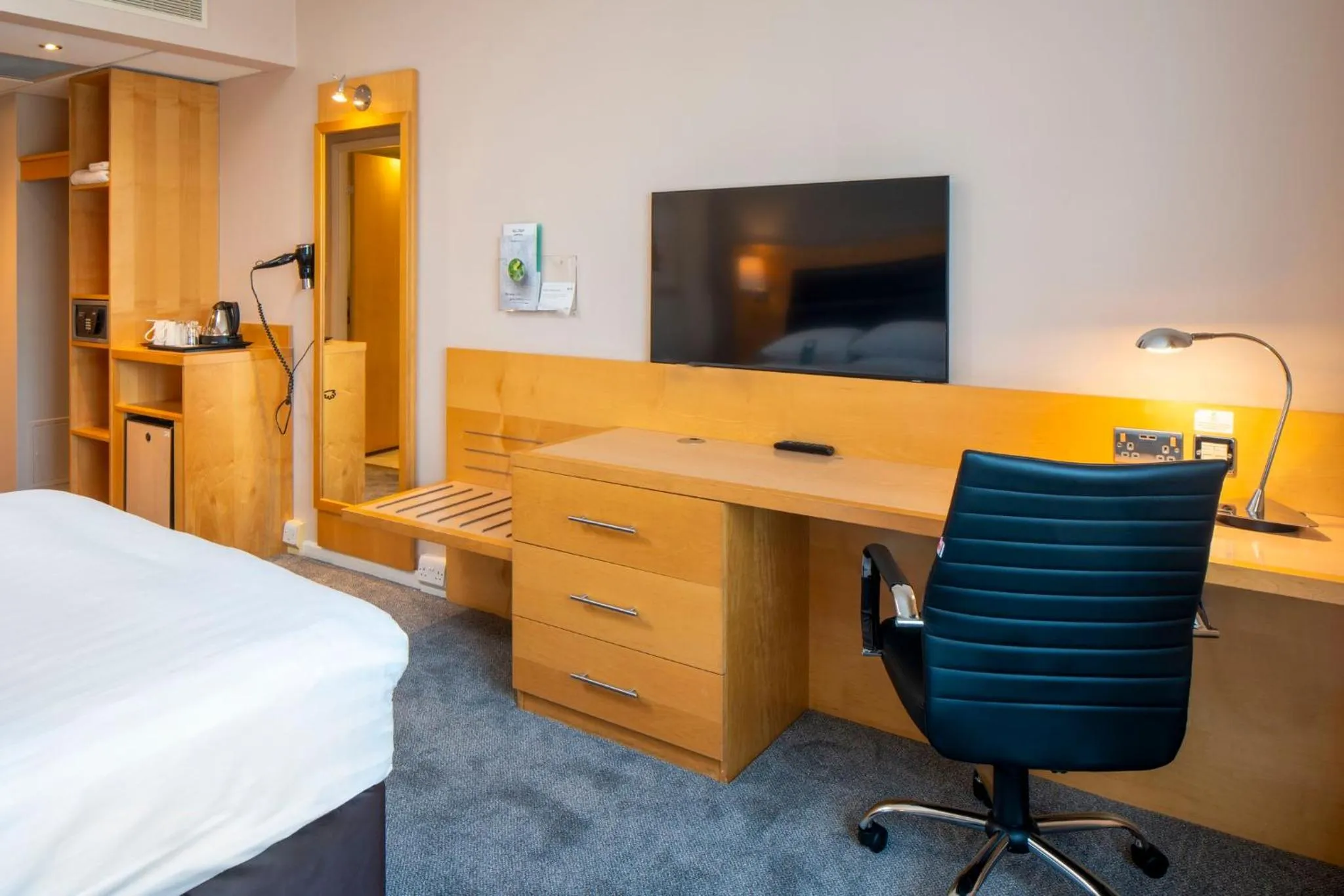 Photo of the whole room, Bed in Holiday Inn London Brentford Lock by IHG