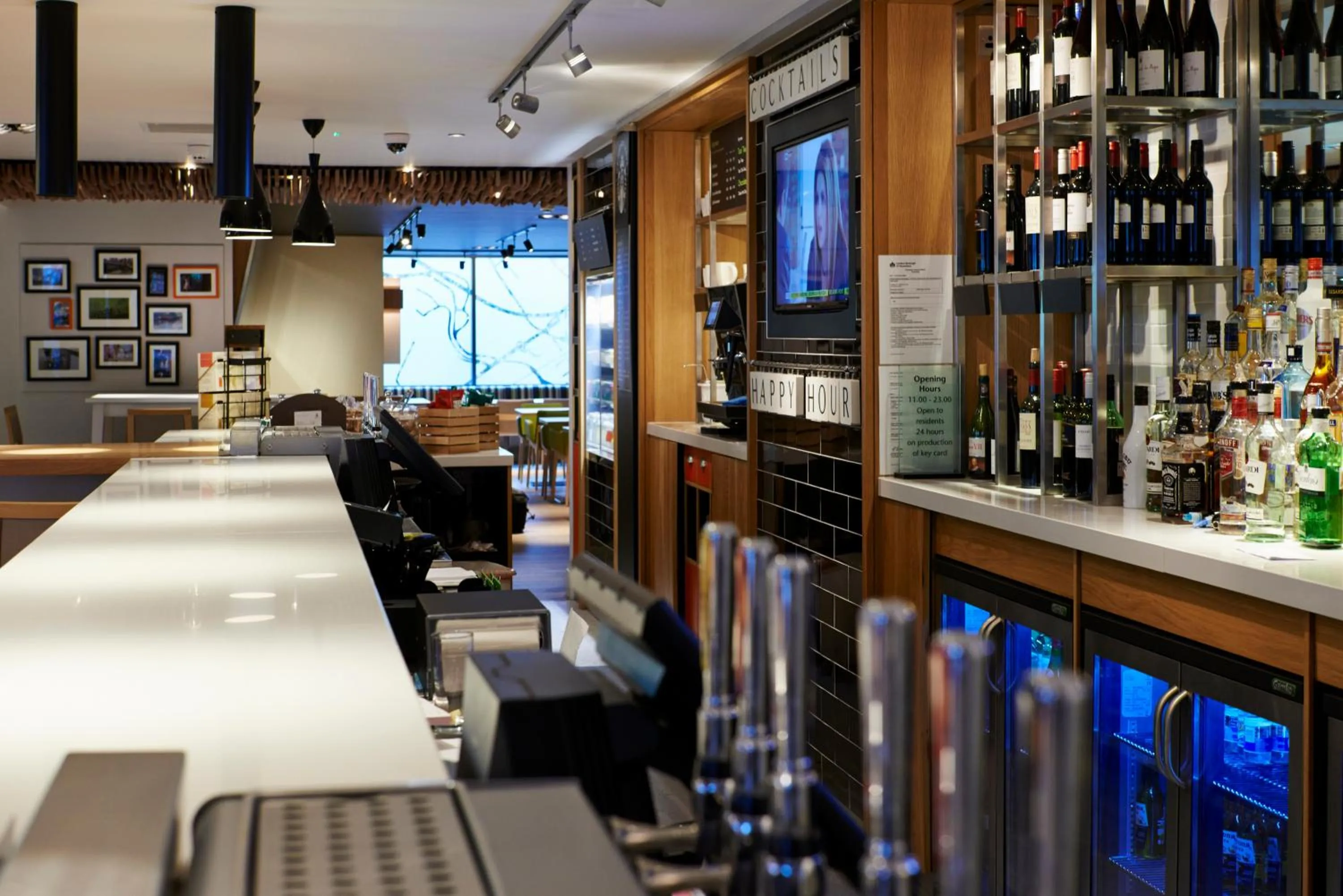 Lounge or bar in Holiday Inn London Brentford Lock by IHG