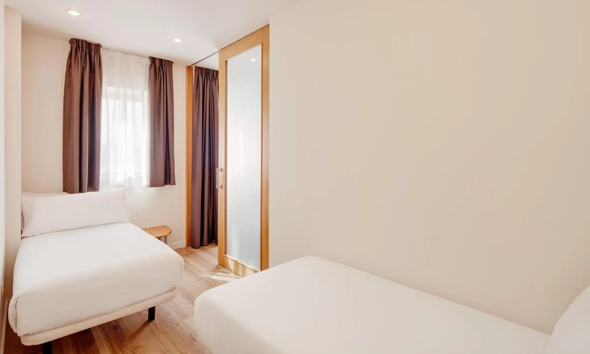 Photo of the whole room, Bed in Sercotel Arrahona Sabadell