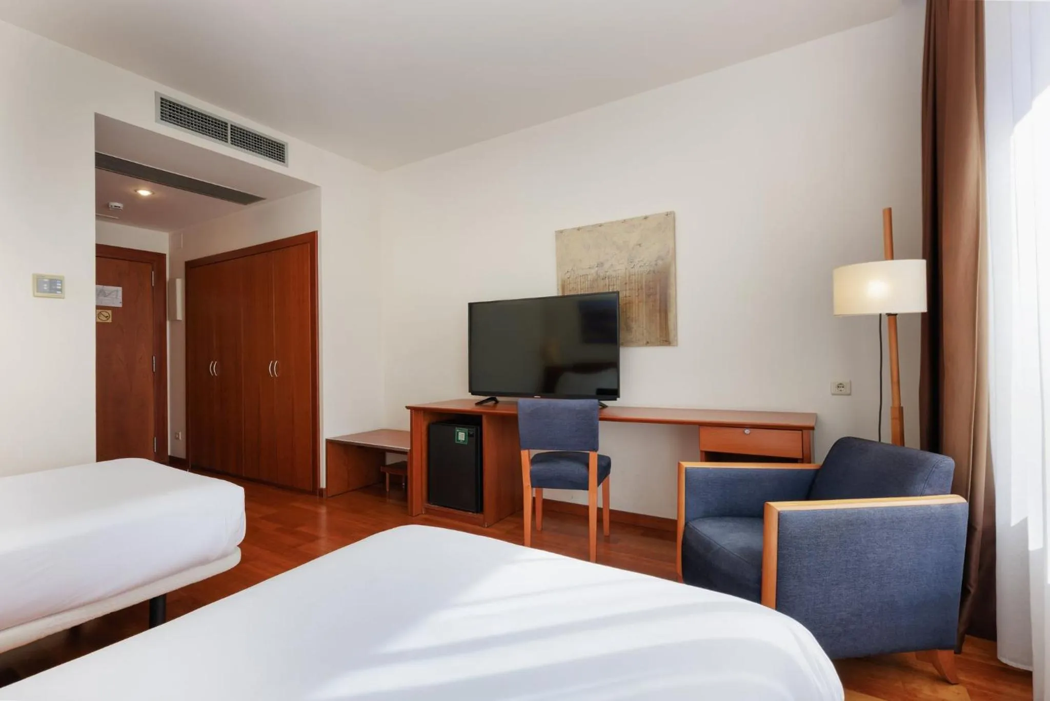 Photo of the whole room, Bed in Sercotel Arrahona Sabadell
