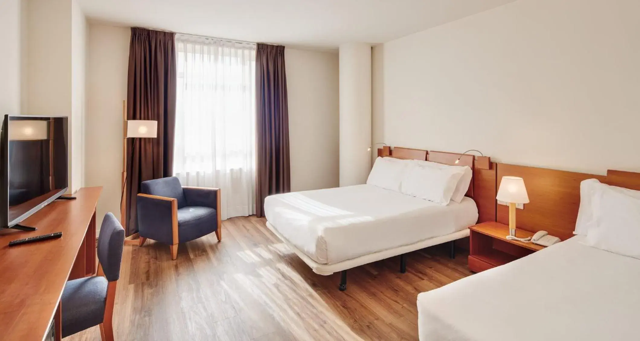 Photo of the whole room, Bed in Sercotel Arrahona Sabadell Photo of the whole room, Bed in Sercotel Arrahona Sabadell