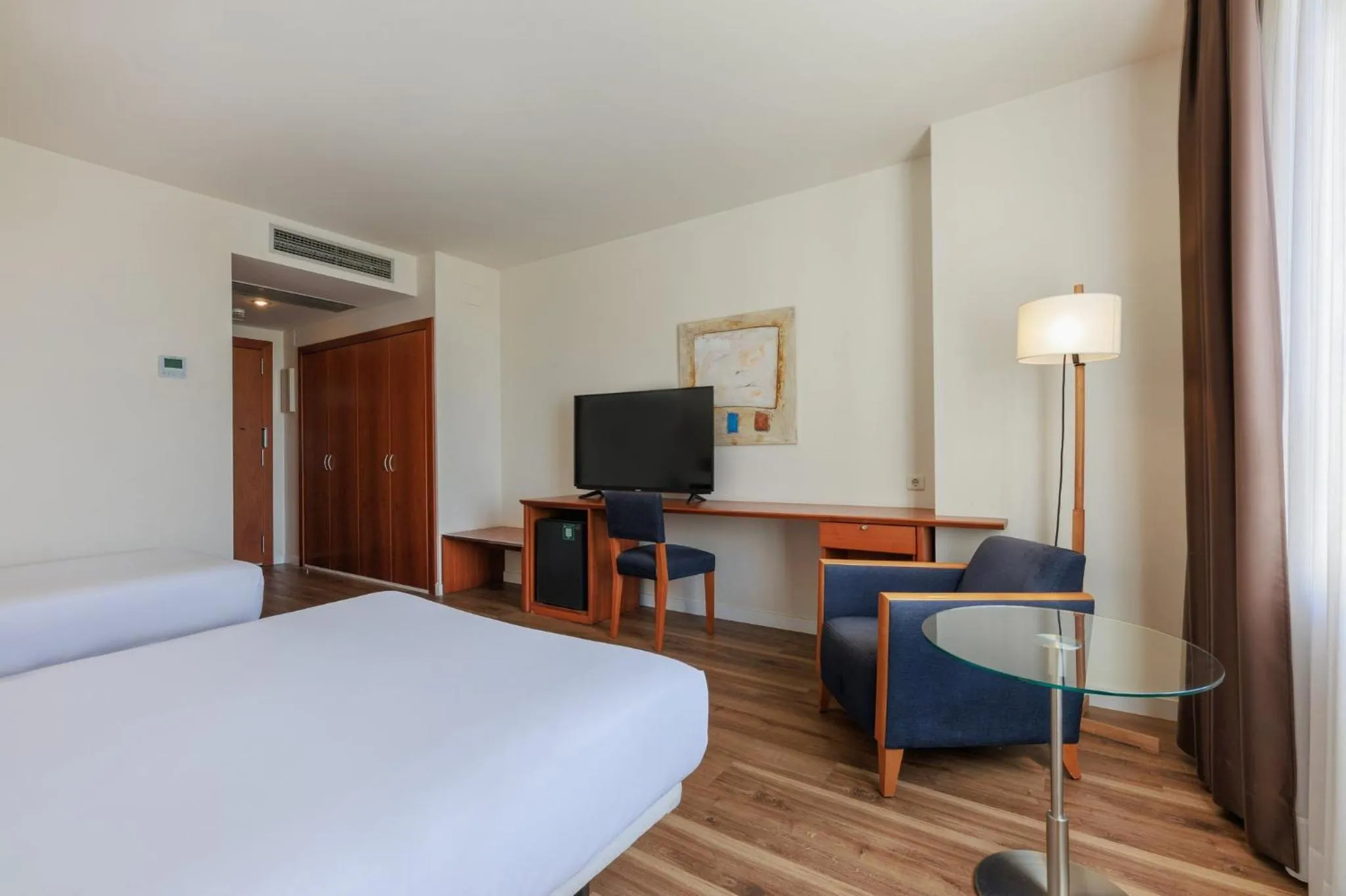 Photo of the whole room, Bed in Sercotel Arrahona Sabadell