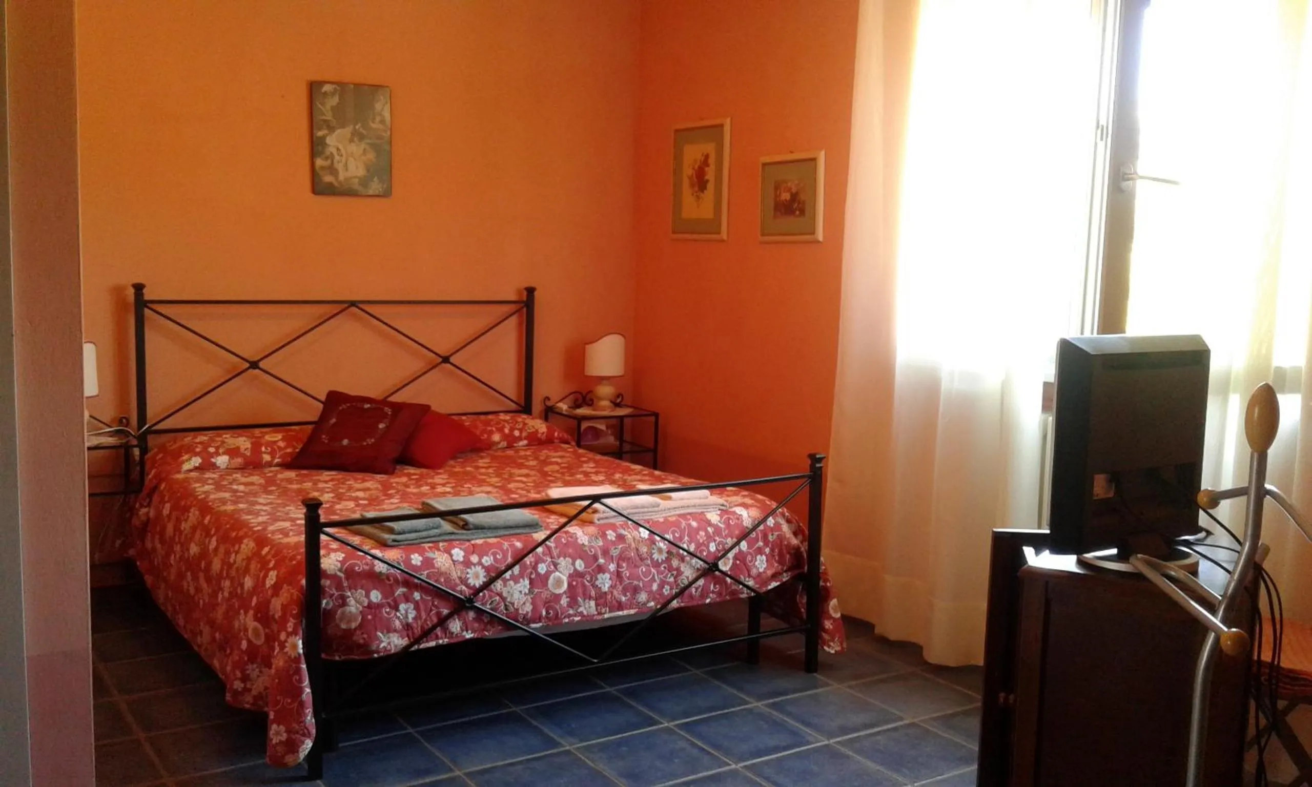 Photo of the whole room, Bed in La Villa