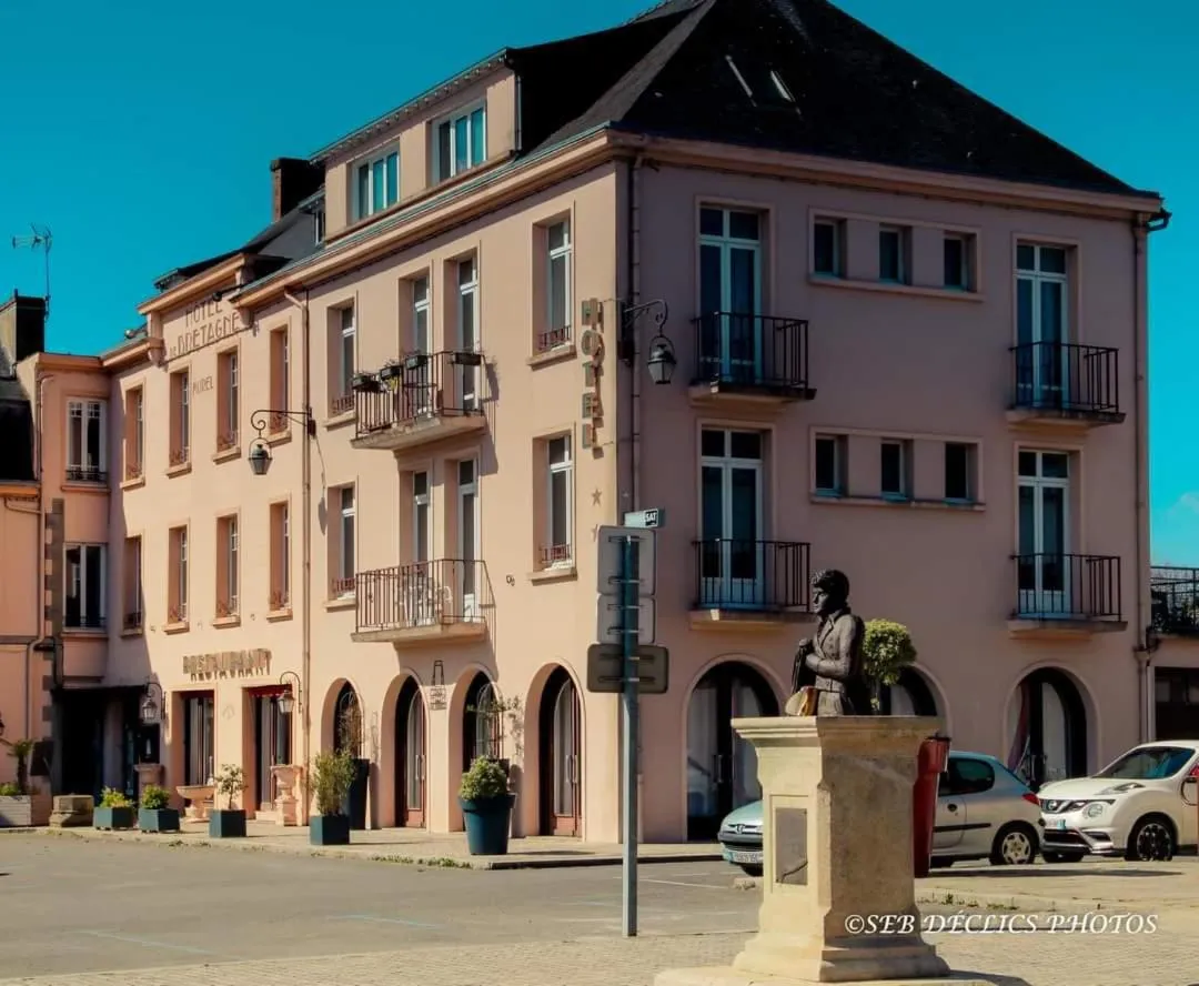 Property building in Hôtel de Bretagne Dol centre ville - Hotel et Restaurant