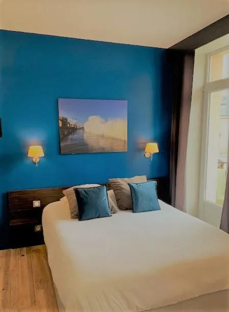 Photo of the whole room, Bed in Hôtel de Bretagne Dol centre ville - Hotel et Restaurant