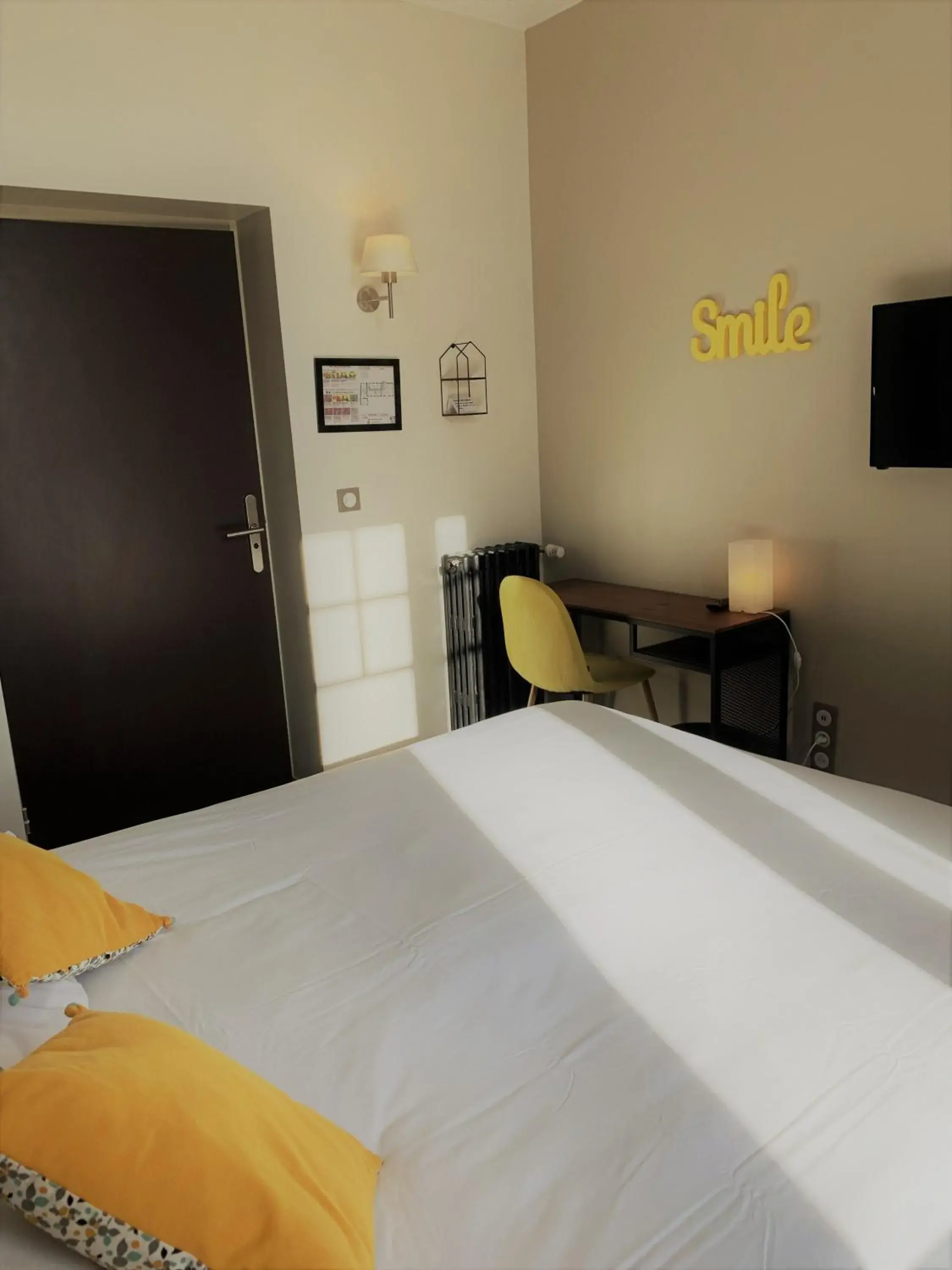 Bed in Hôtel de Bretagne Dol centre ville - Hotel et Restaurant Bed in Hôtel de Bretagne Dol centre ville - Hotel et Restaurant