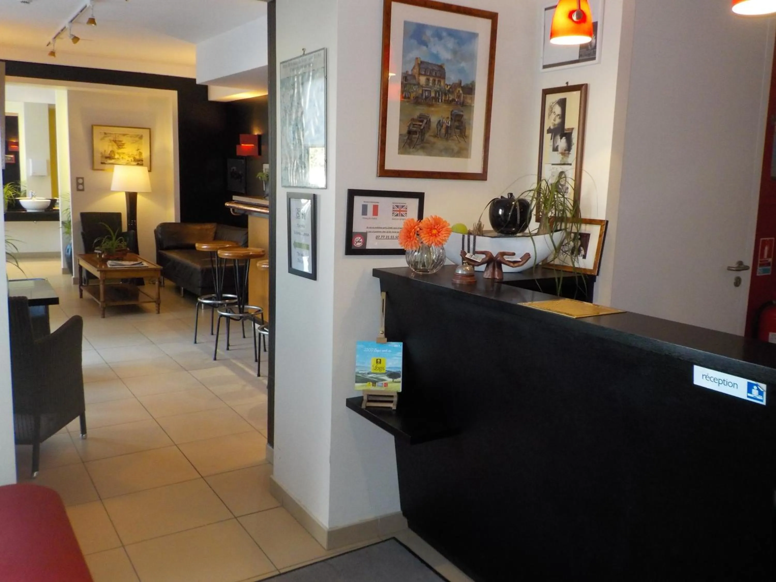 Lobby or reception in Hôtel de Bretagne Dol centre ville - Hotel et Restaurant