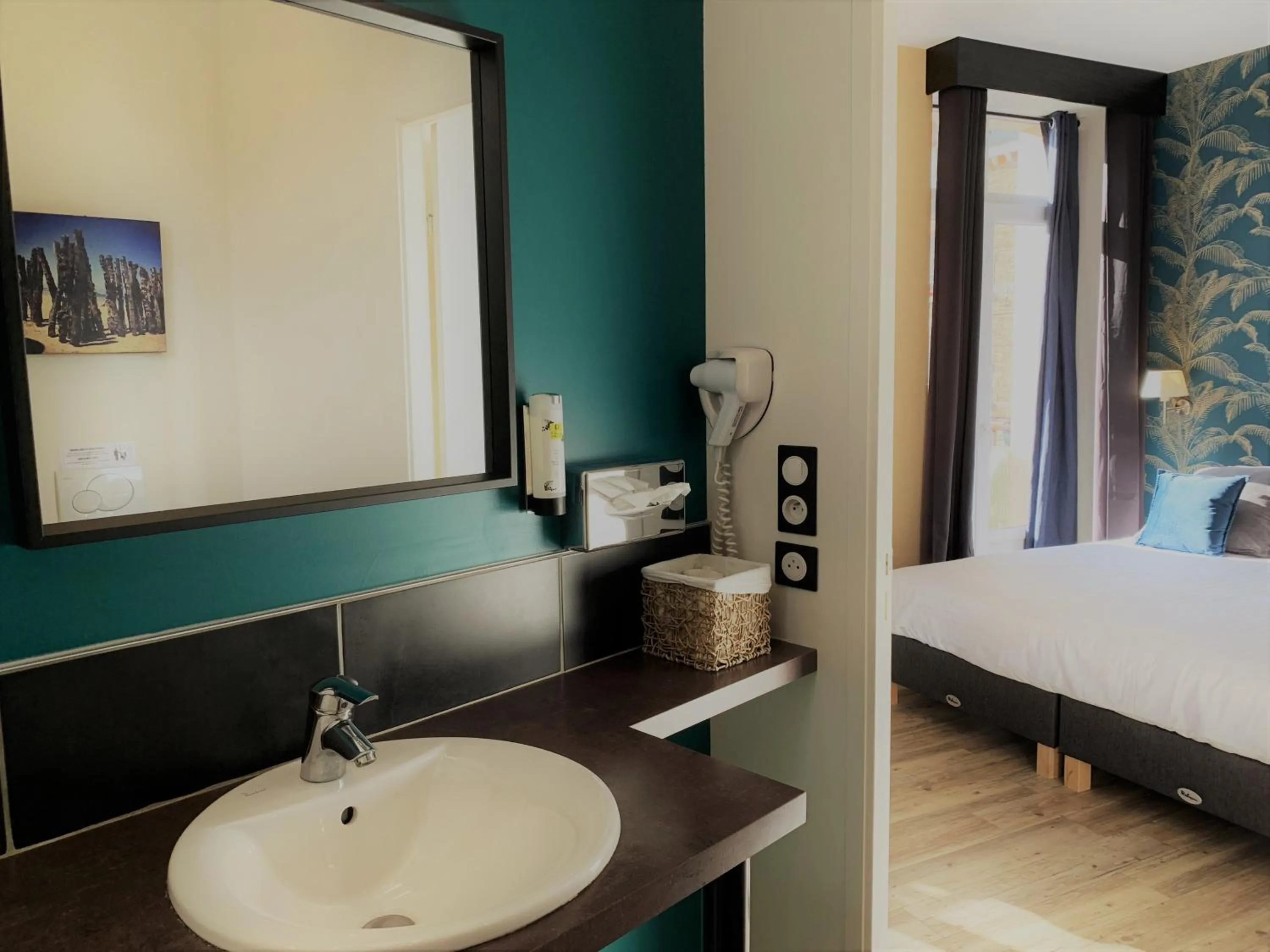 Bathroom, Bed in Hôtel de Bretagne Dol centre ville - Hotel et Restaurant