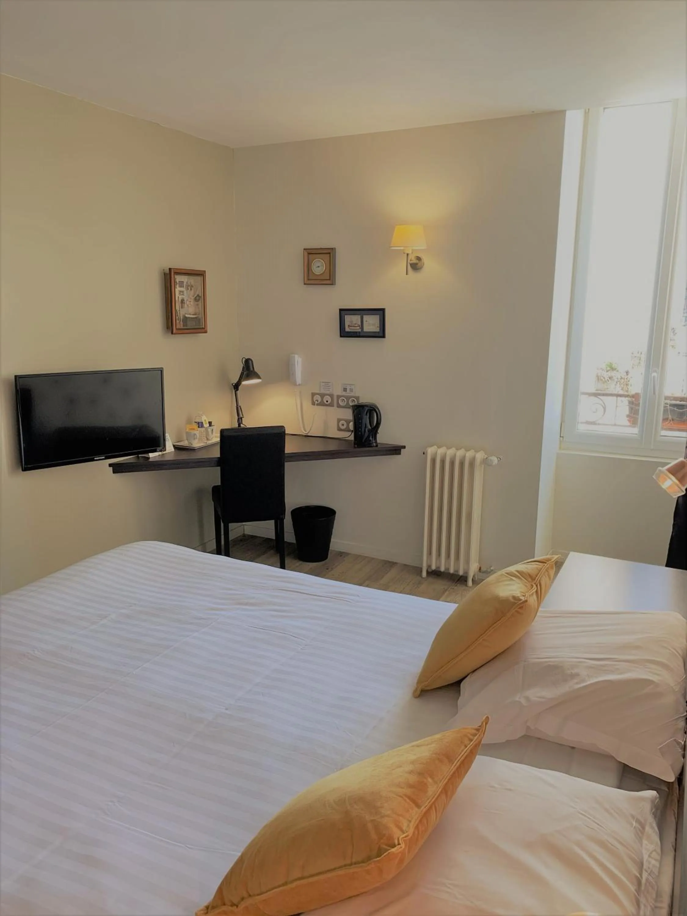 Photo of the whole room, Bed in Hôtel de Bretagne Dol centre ville - Hotel et Restaurant