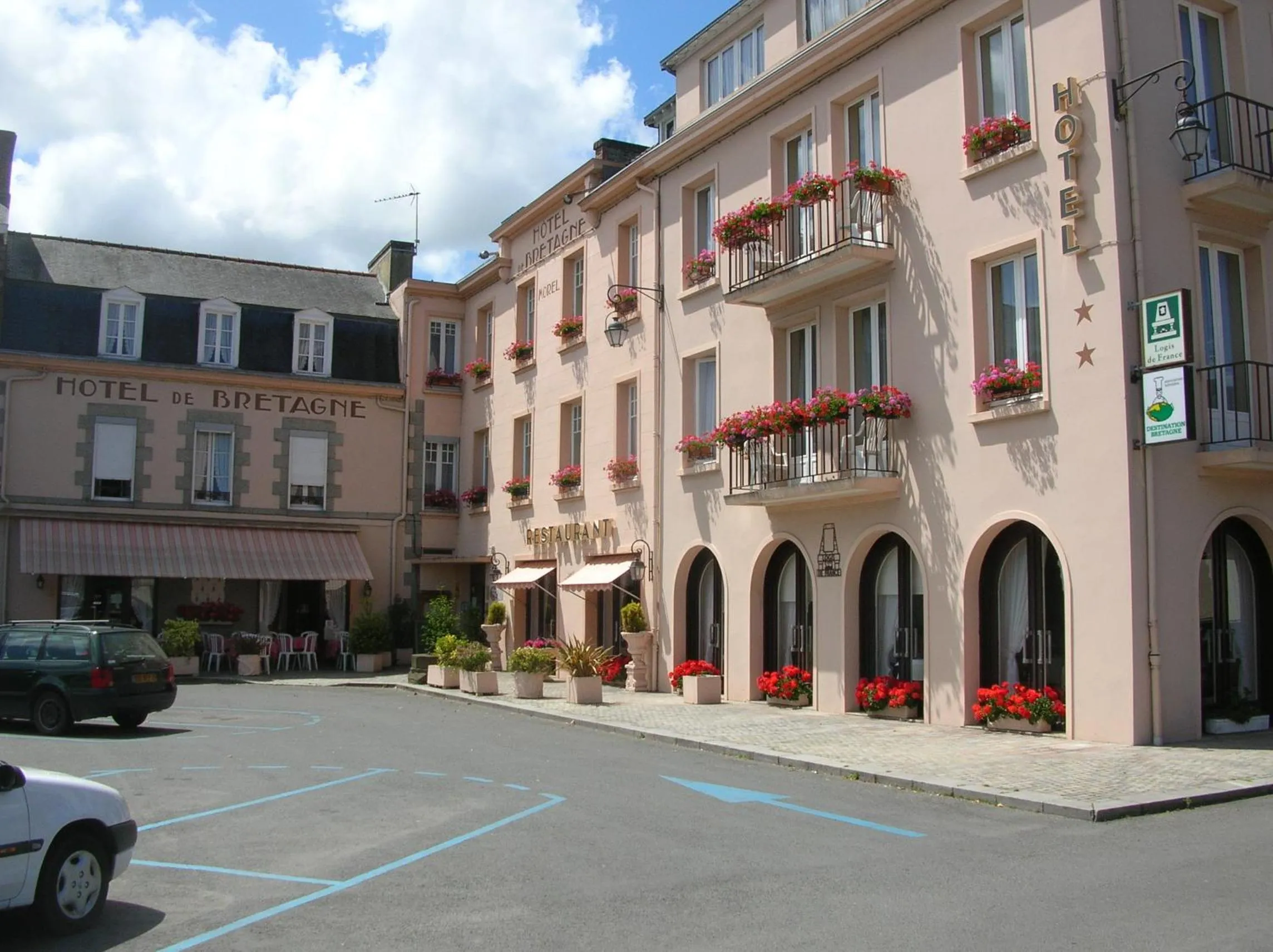 Property building in Hôtel de Bretagne Dol centre ville - Hotel et Restaurant