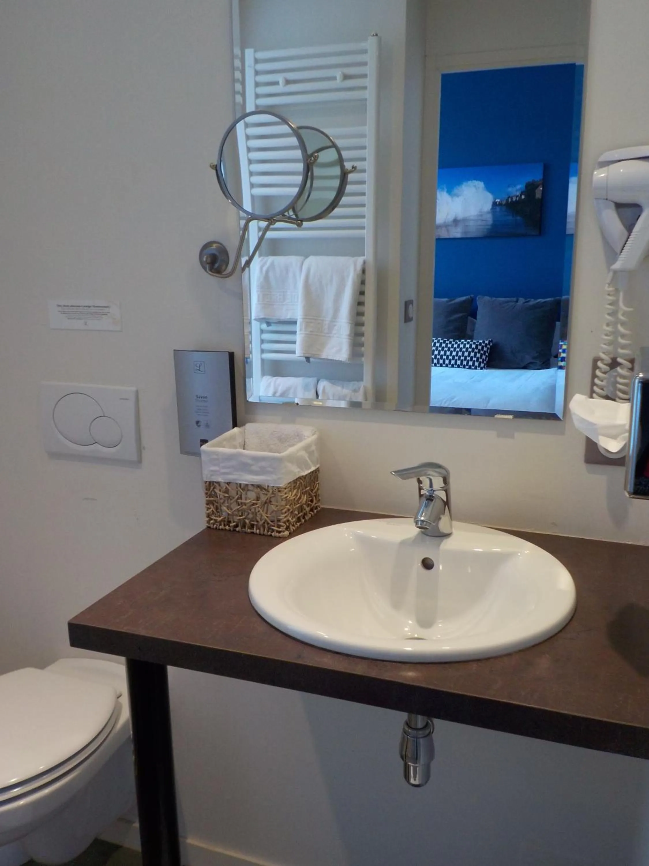 Bathroom in Hôtel de Bretagne Dol centre ville - Hotel et Restaurant