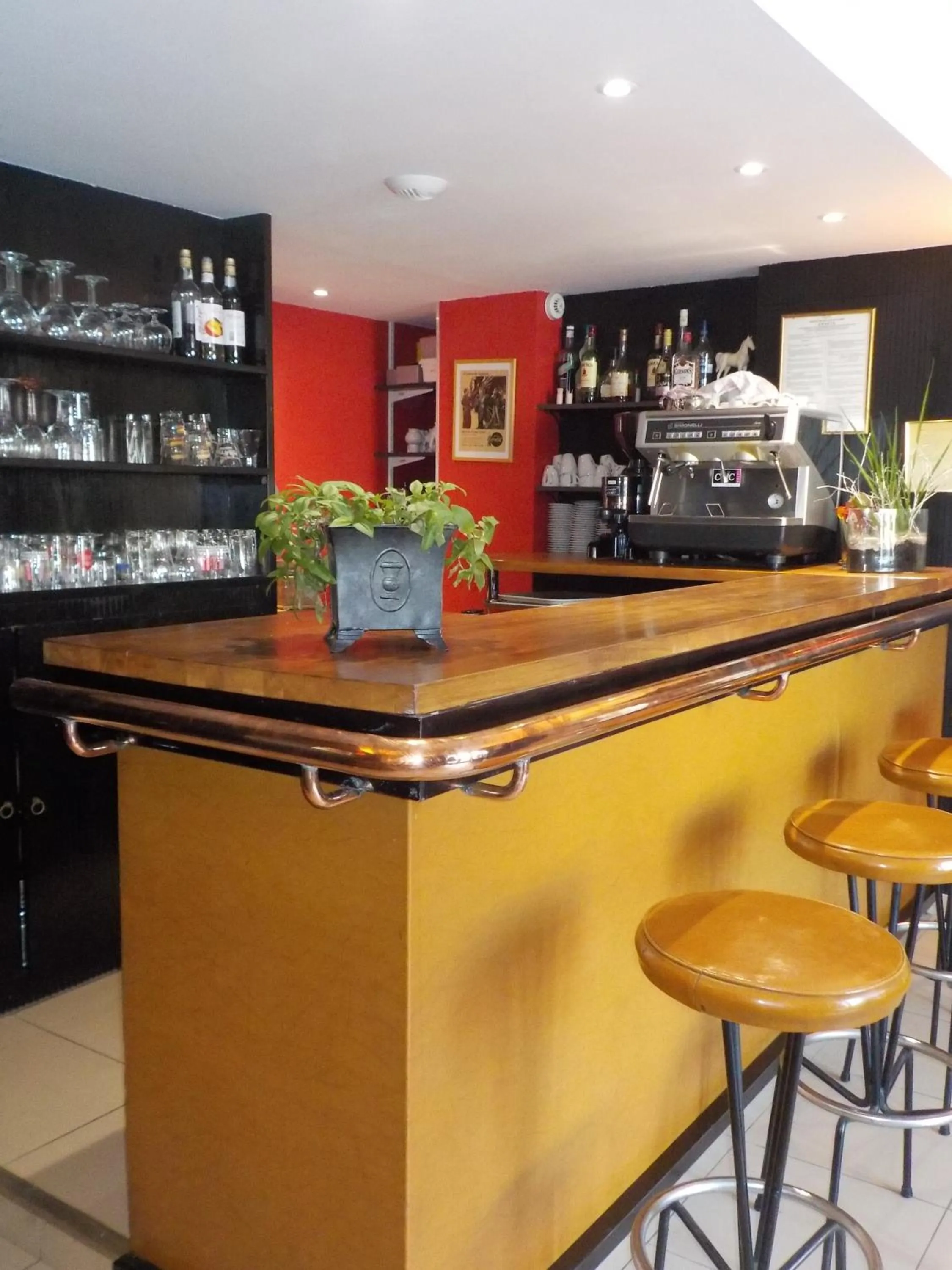 Lounge or bar in Hôtel de Bretagne Dol centre ville - Hotel et Restaurant