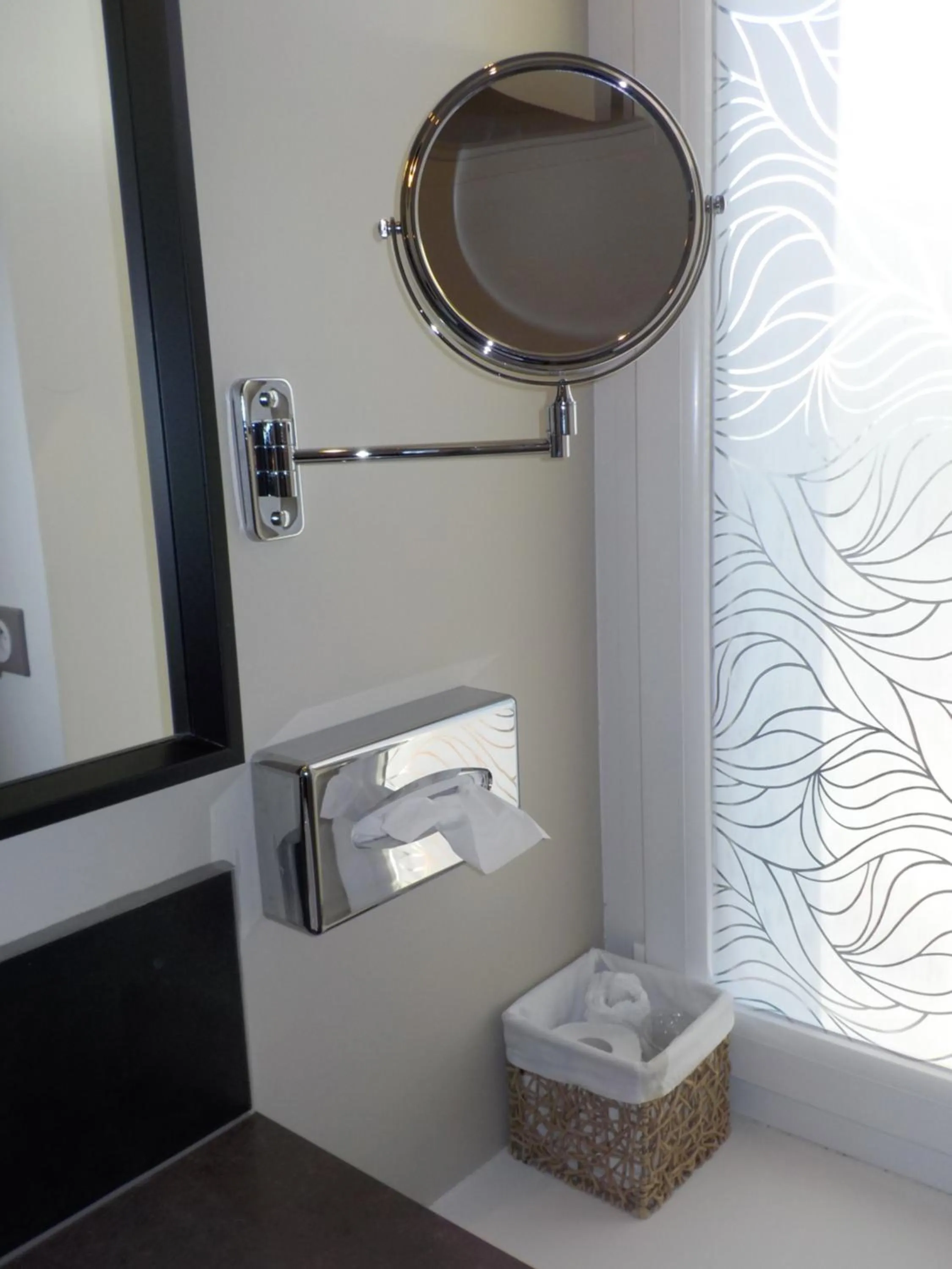 Bathroom in Hôtel de Bretagne Dol centre ville - Hotel et Restaurant