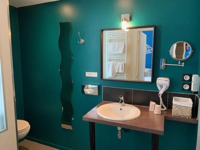 Bathroom in Hôtel de Bretagne Dol centre ville - Hotel et Restaurant