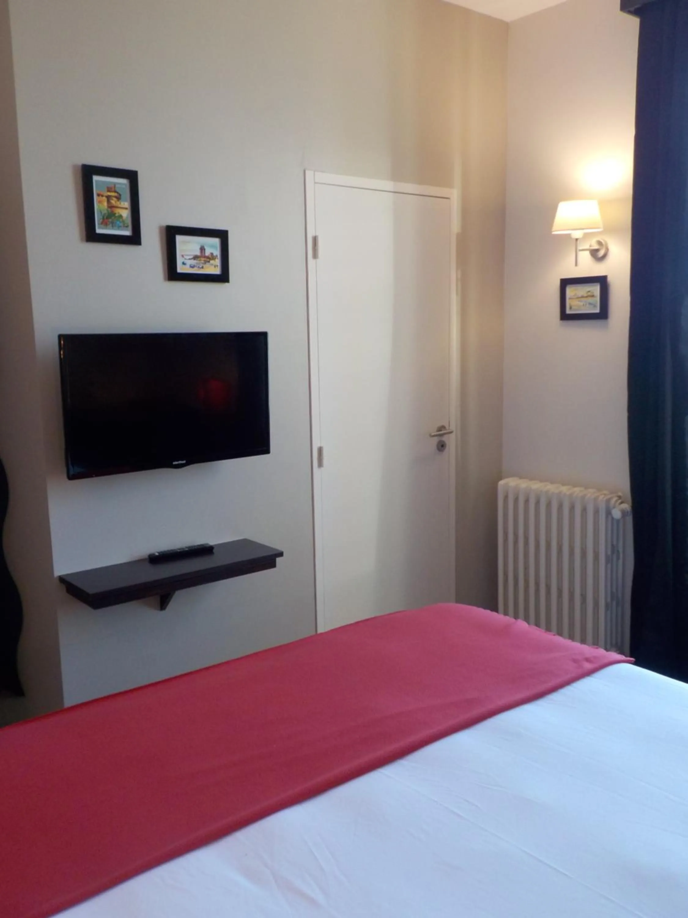 Bed in Hôtel de Bretagne Dol centre ville - Hotel et Restaurant