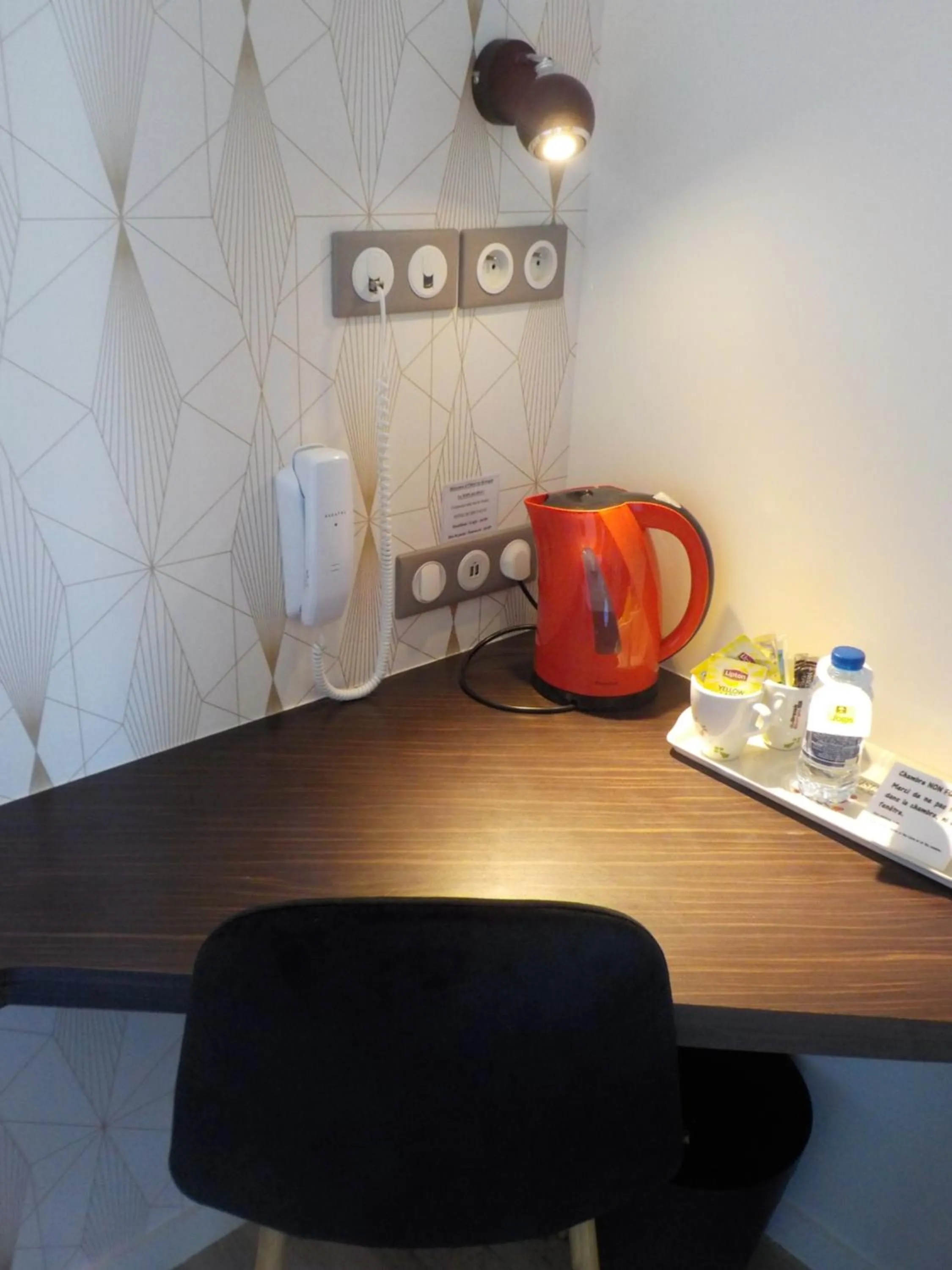 Coffee/tea facilities in Hôtel de Bretagne Dol centre ville - Hotel et Restaurant