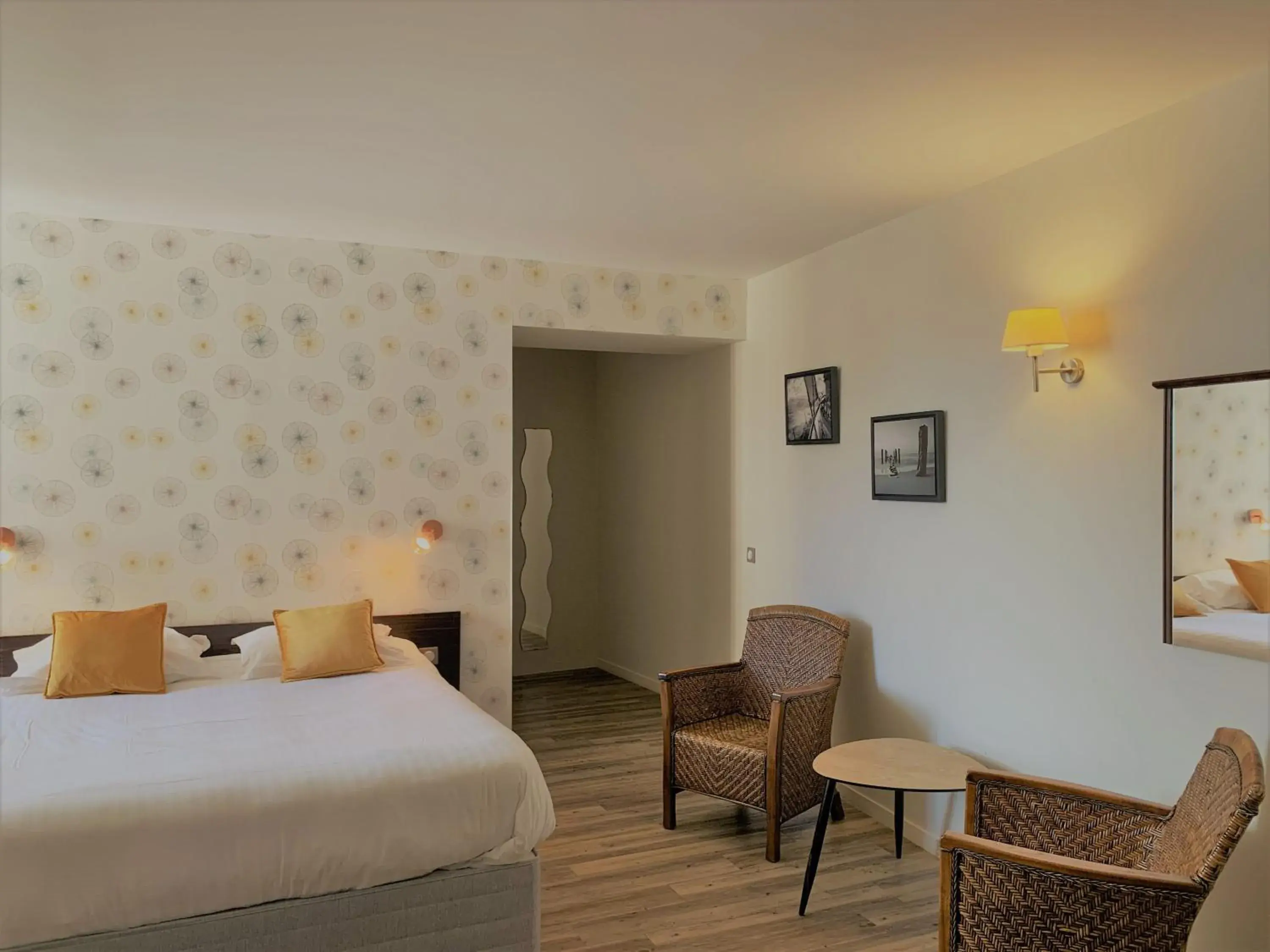 Superior Family Room in Hôtel de Bretagne Dol centre ville - Hotel et Restaurant Superior Family Room in Hôtel de Bretagne Dol centre ville - Hotel et Restaurant