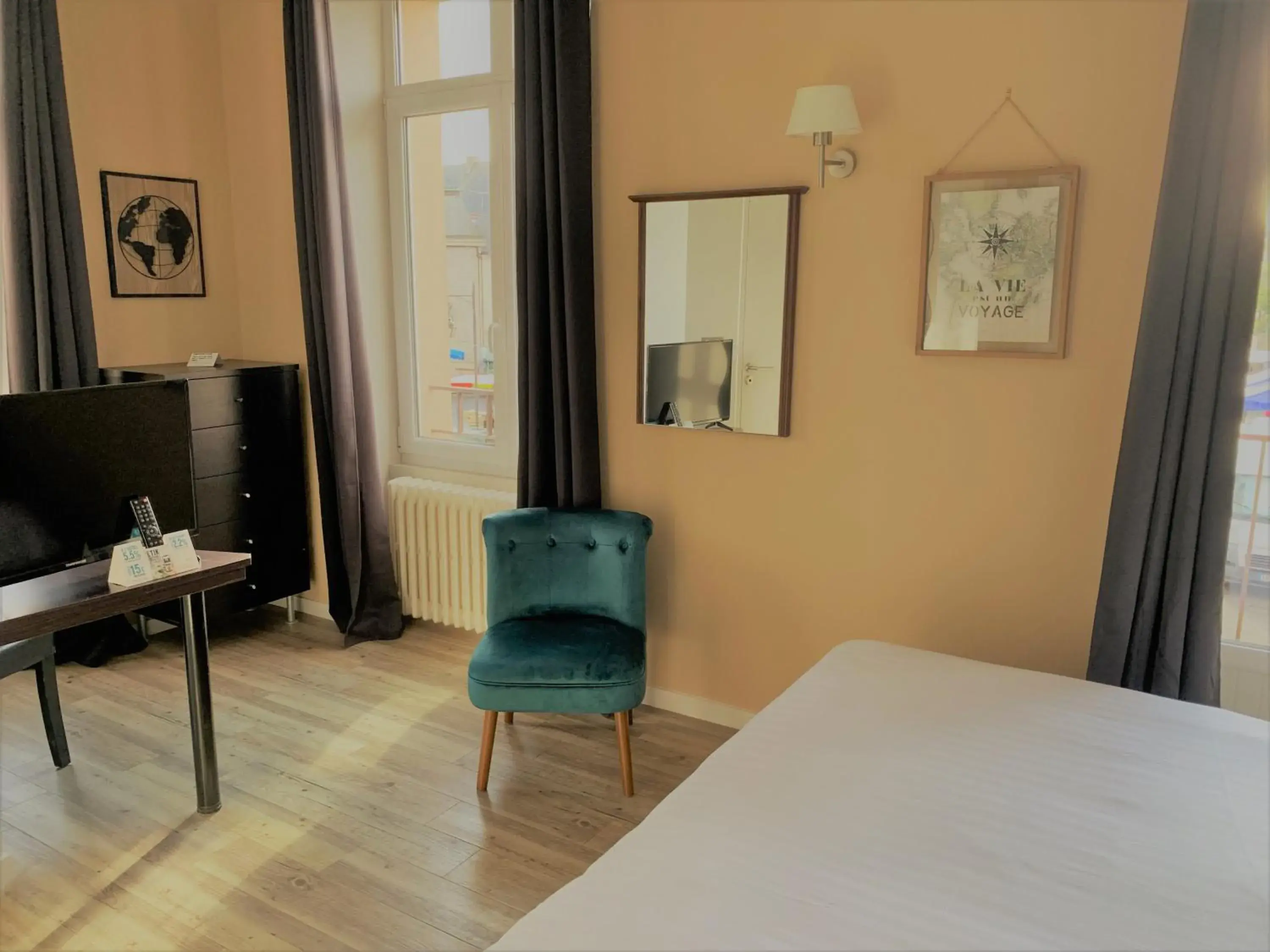 Bedroom, Bed in Hôtel de Bretagne Dol centre ville - Hotel et Restaurant Bedroom, Bed in Hôtel de Bretagne Dol centre ville - Hotel et Restaurant