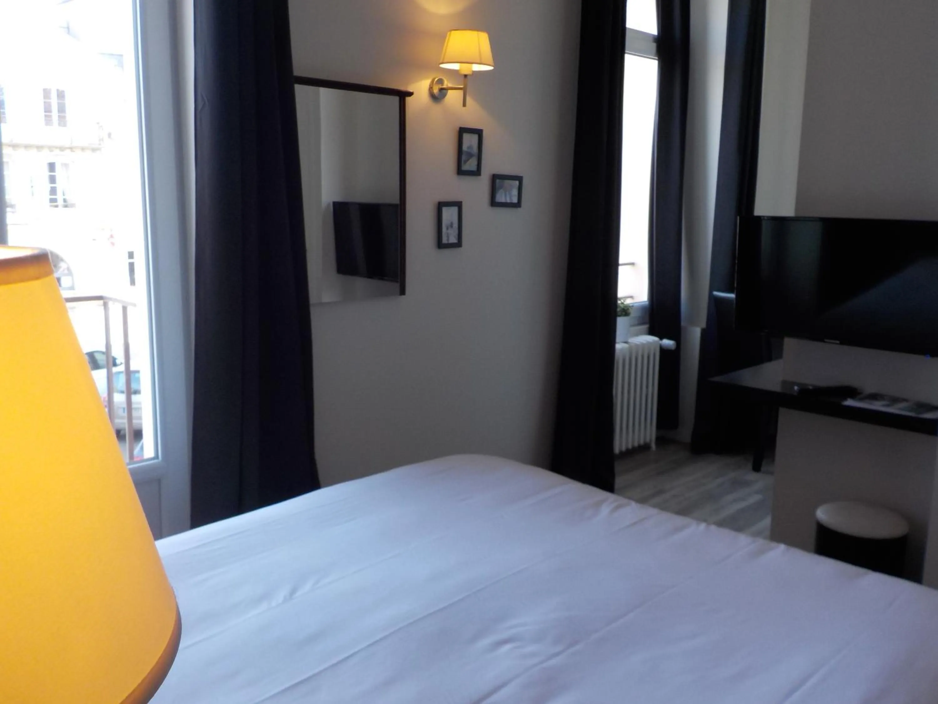 Photo of the whole room, Bed in Hôtel de Bretagne Dol centre ville - Hotel et Restaurant