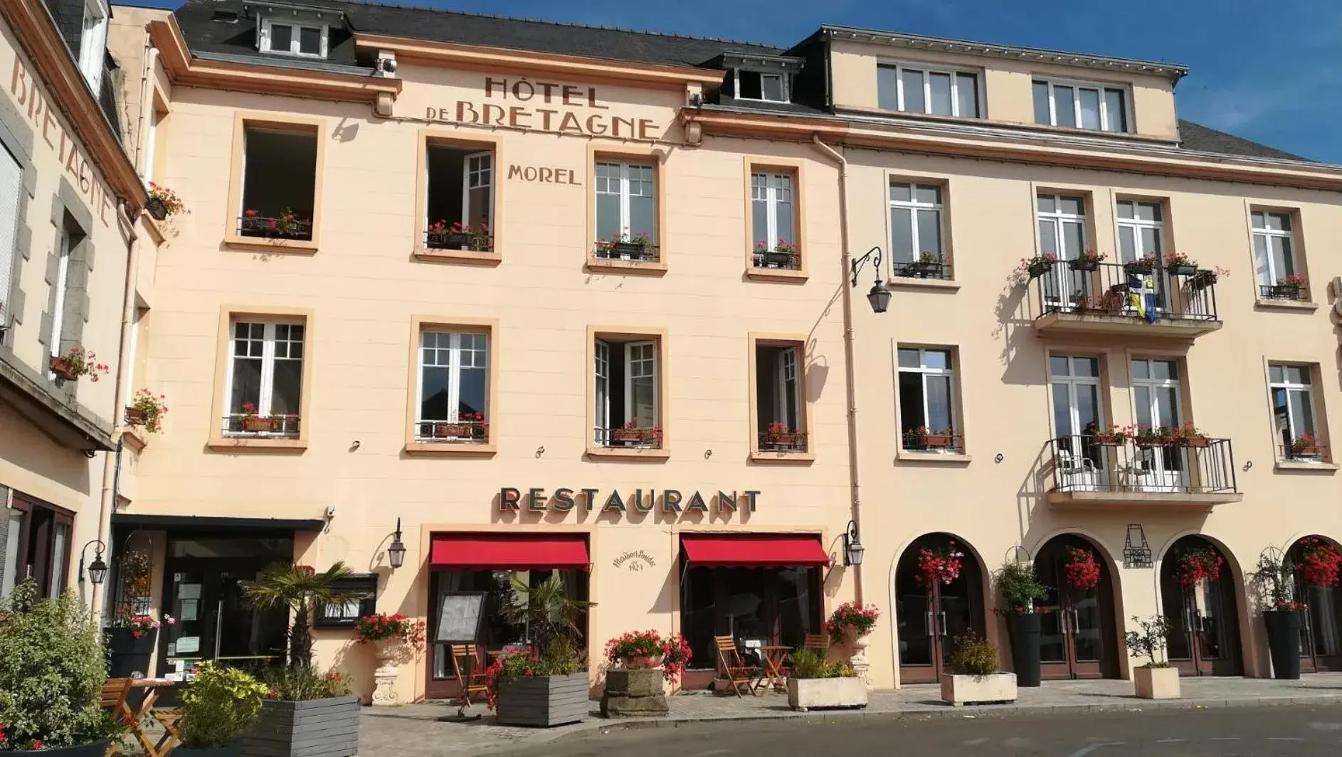 Property building in Hôtel de Bretagne Dol centre ville - Hotel et Restaurant Property building in Hôtel de Bretagne Dol centre ville - Hotel et Restaurant