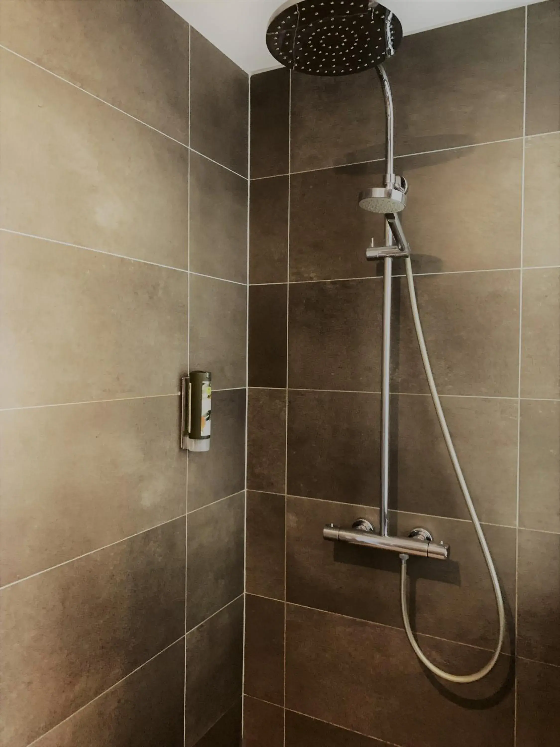 Shower in Hôtel de Bretagne Dol centre ville - Hotel et Restaurant Shower in Hôtel de Bretagne Dol centre ville - Hotel et Restaurant