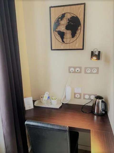 Coffee/tea facilities in Hôtel de Bretagne Dol centre ville - Hotel et Restaurant