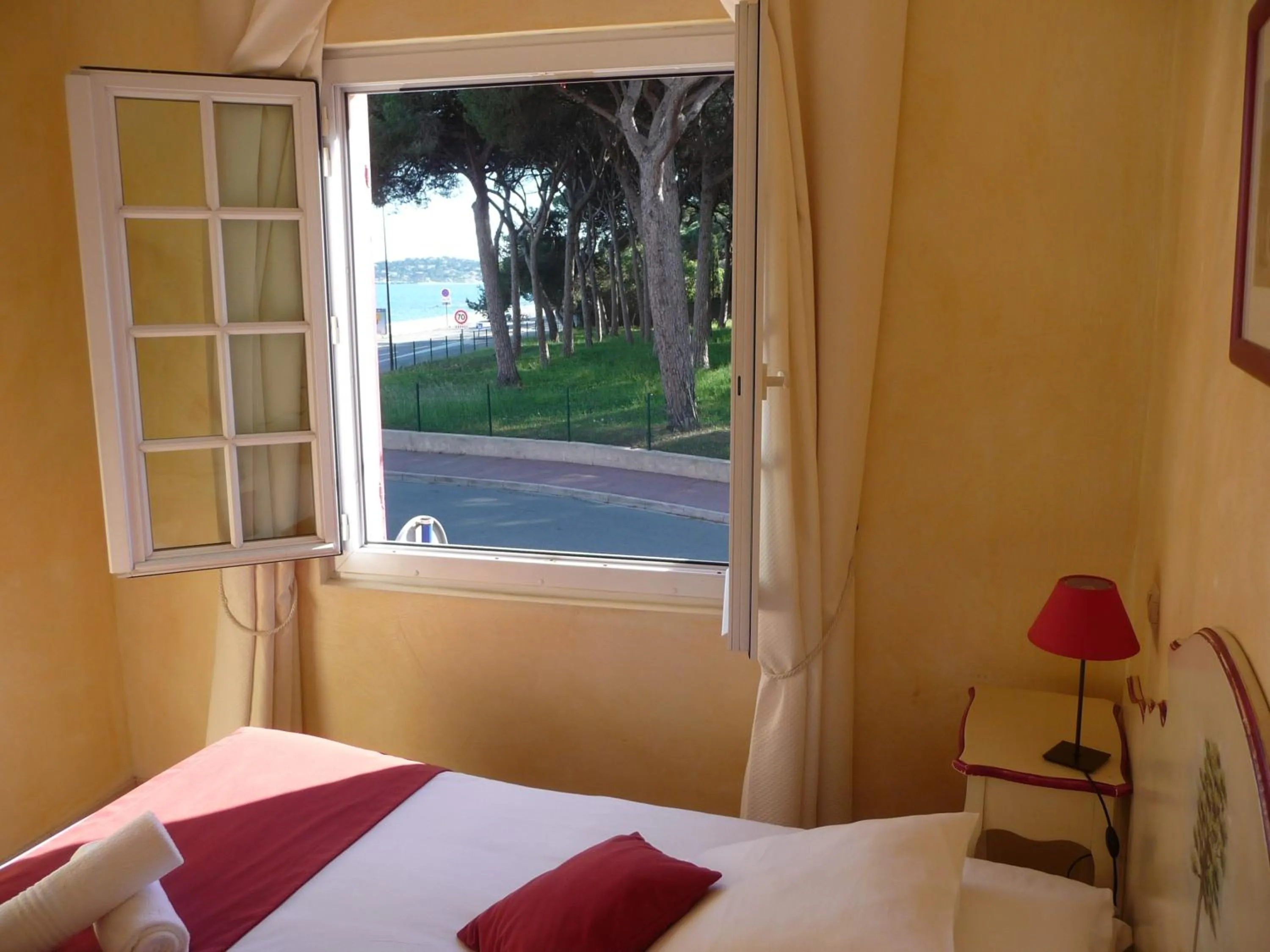 Garden view, Bed in Hôtel & Spa La Villa