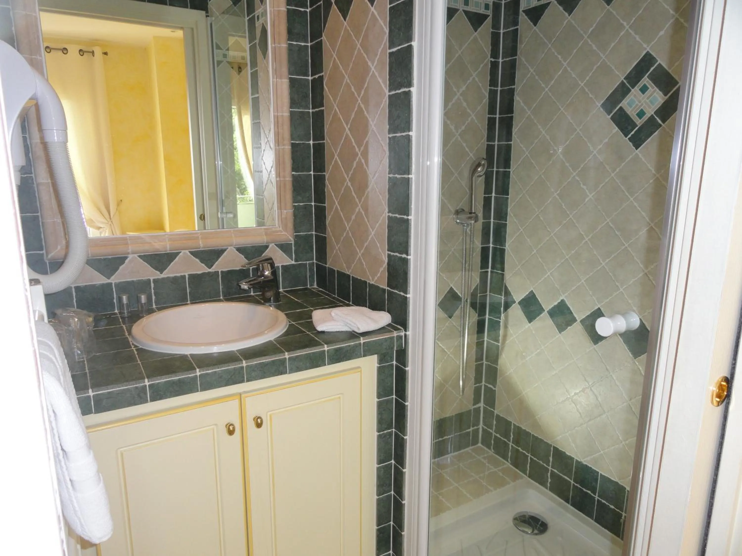 Shower in Hôtel & Spa La Villa