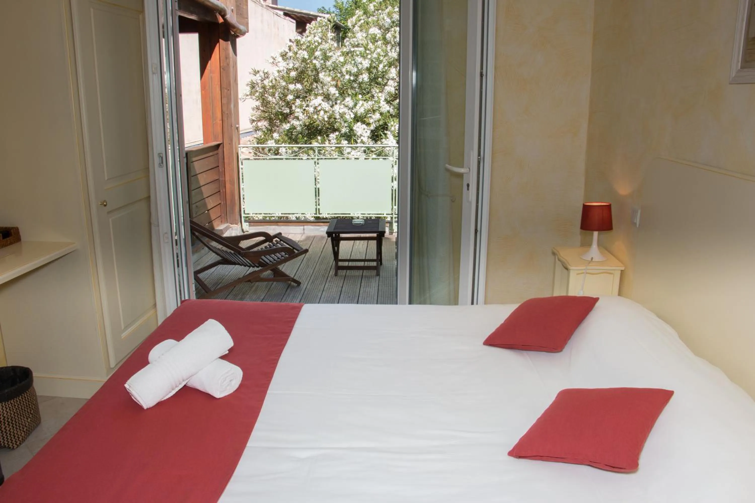 Patio, Bed in Hôtel & Spa La Villa