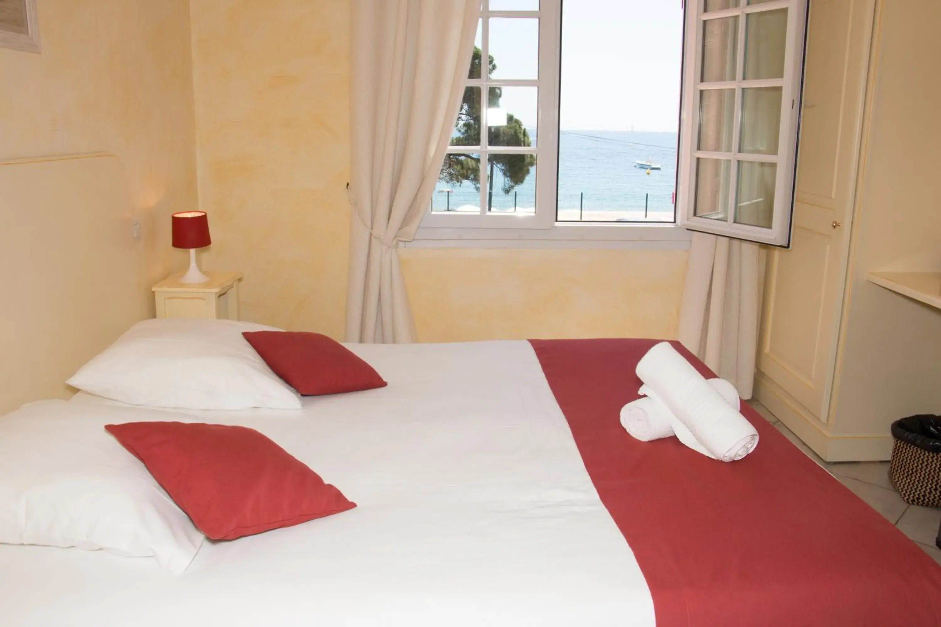 Double Room with Queen Bed and Sea View in Hôtel & Spa La Villa Double Room with Queen Bed and Sea View in Hôtel & Spa La Villa