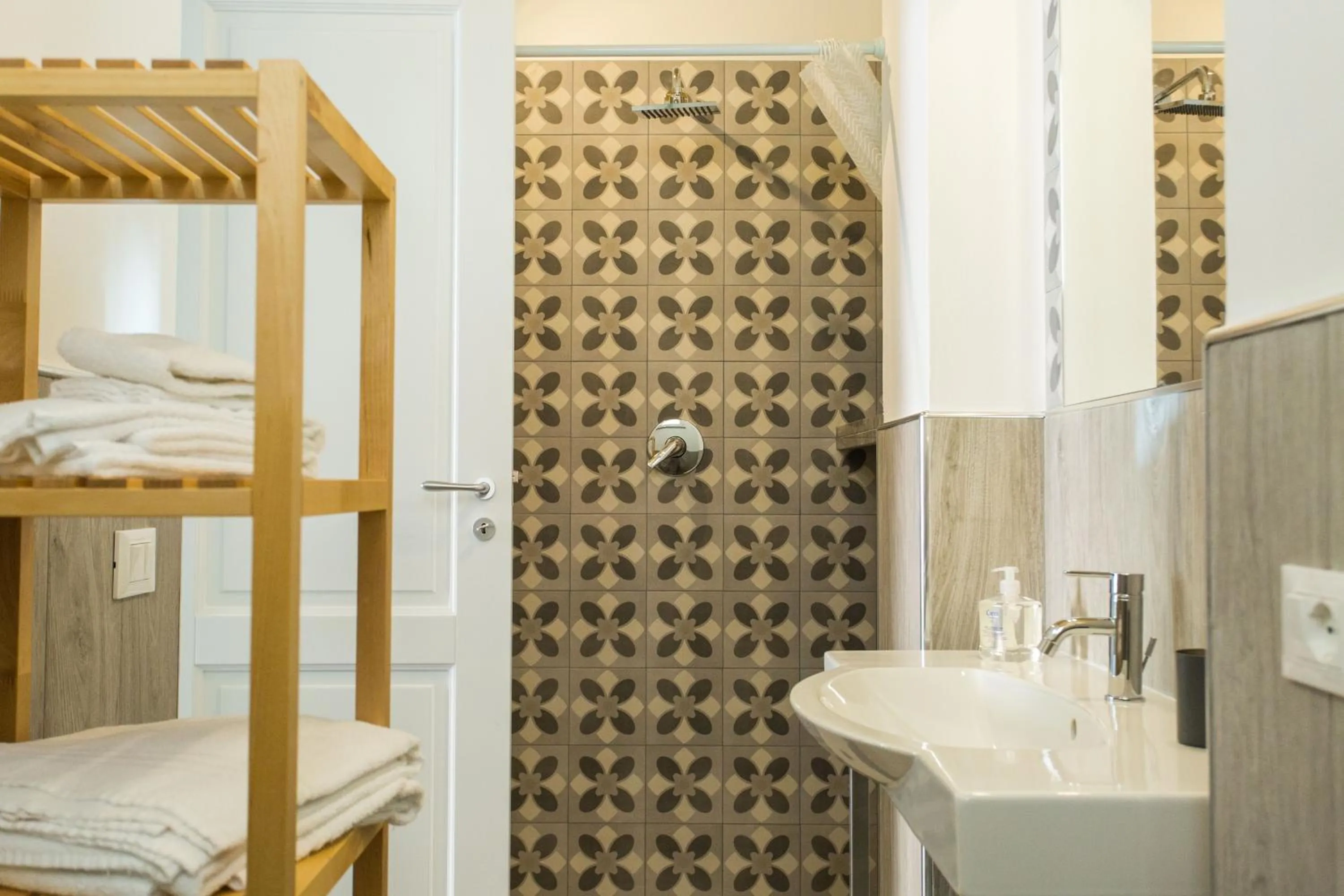 Bathroom, Bed in Nonna Anna Rooms