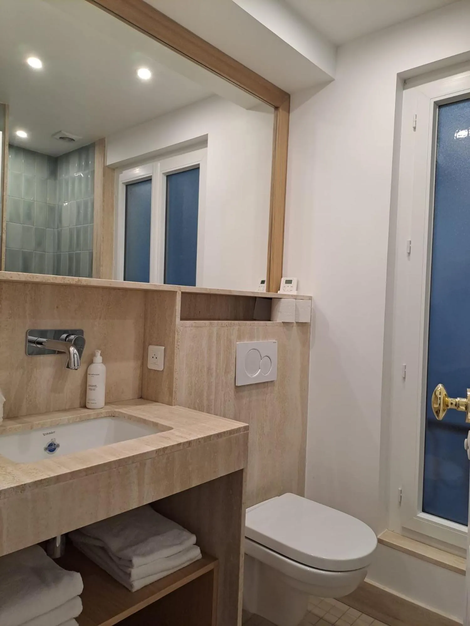 Toilet in Hôtel Lucien