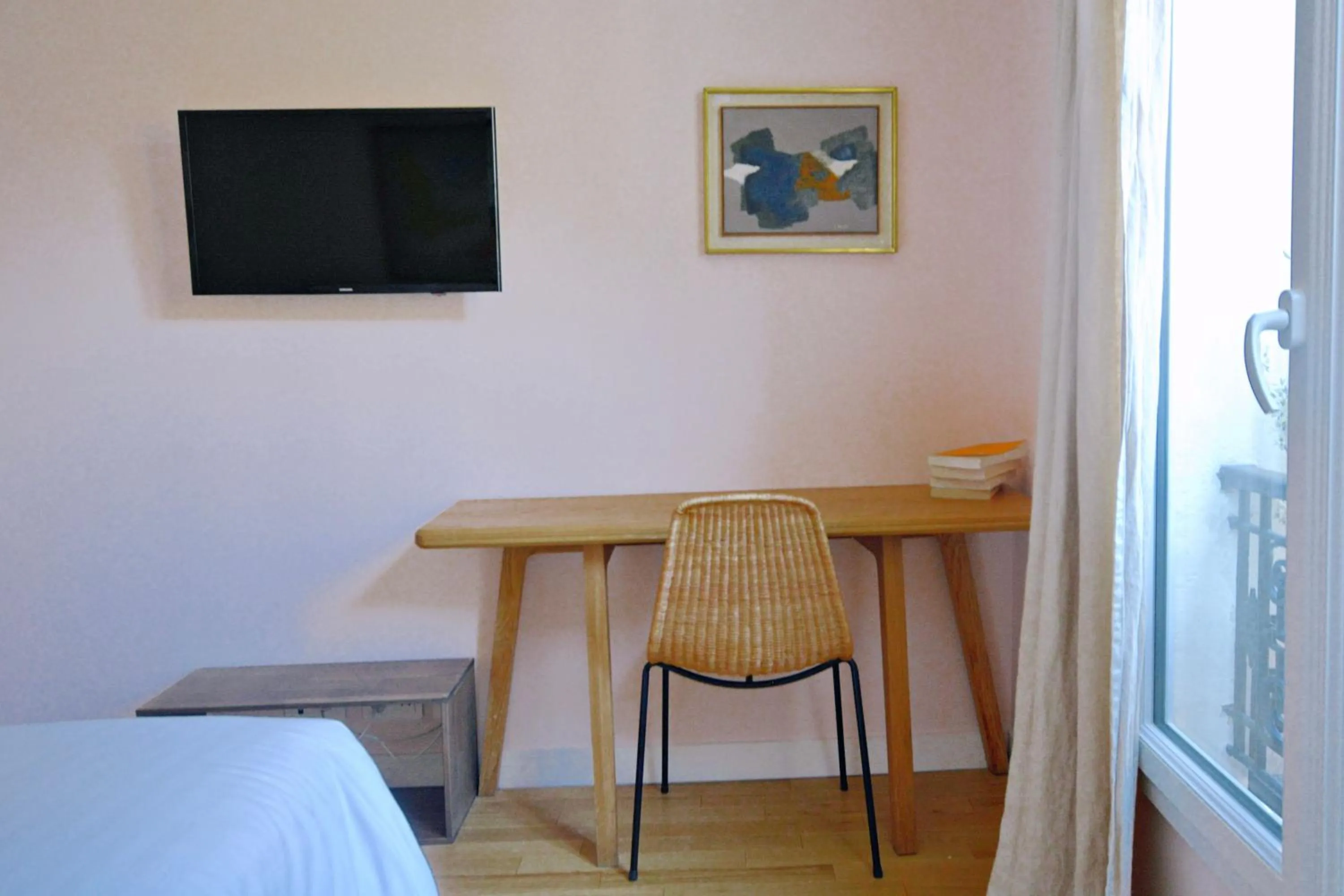 TV and multimedia, Bed in Hôtel Lucien