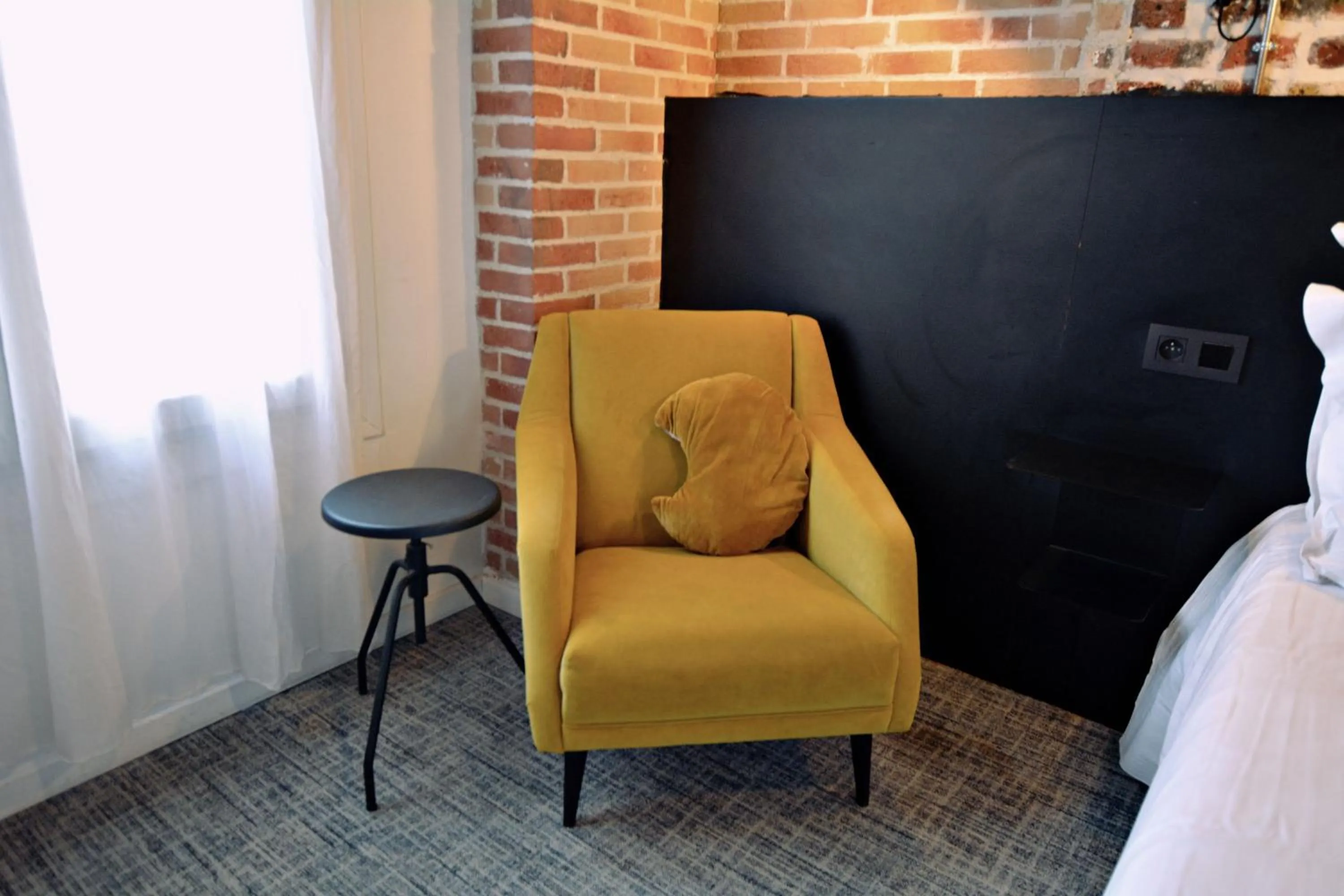 Seating area, Bed in Hôtel Lucien