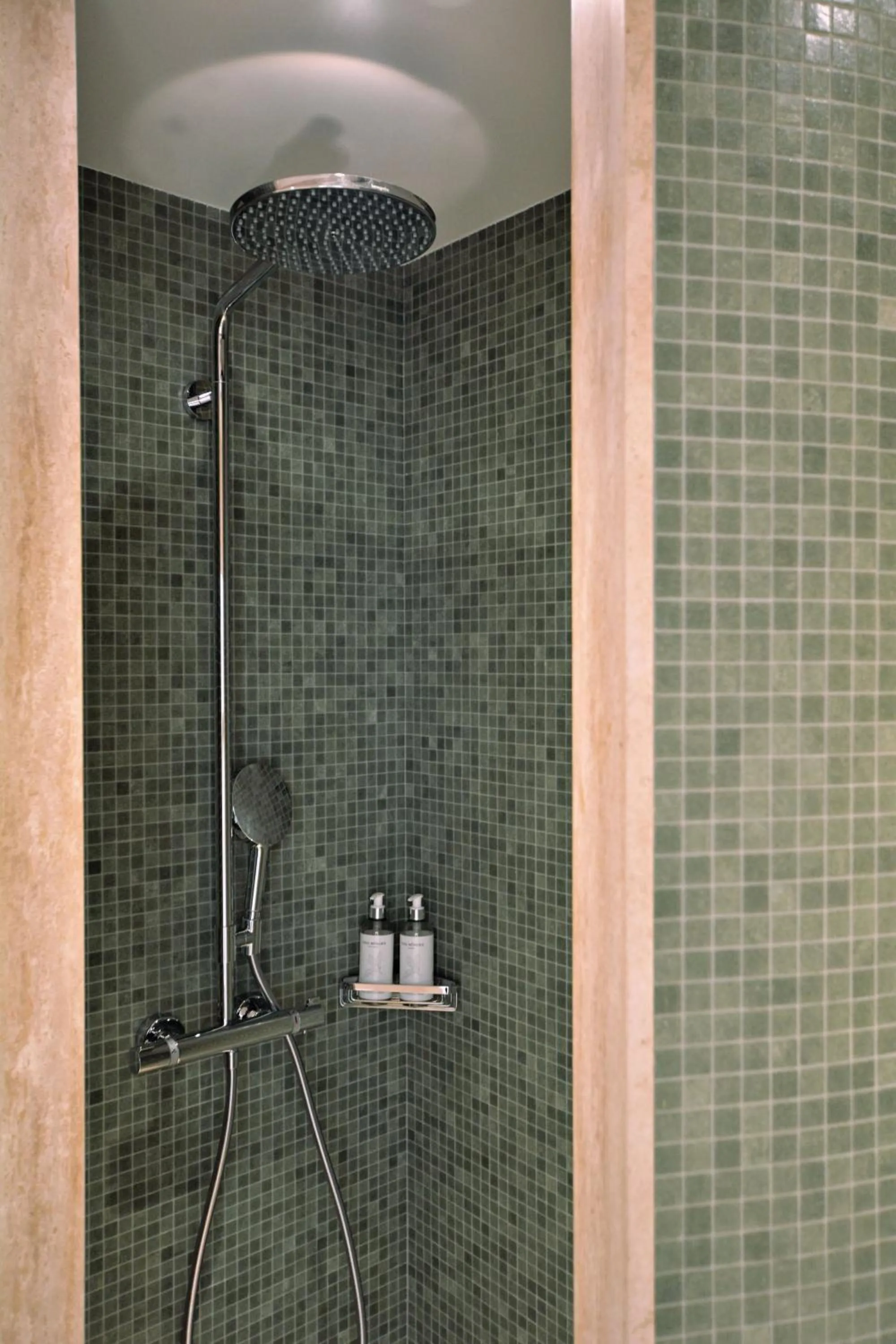 Shower in Hôtel Lucien
