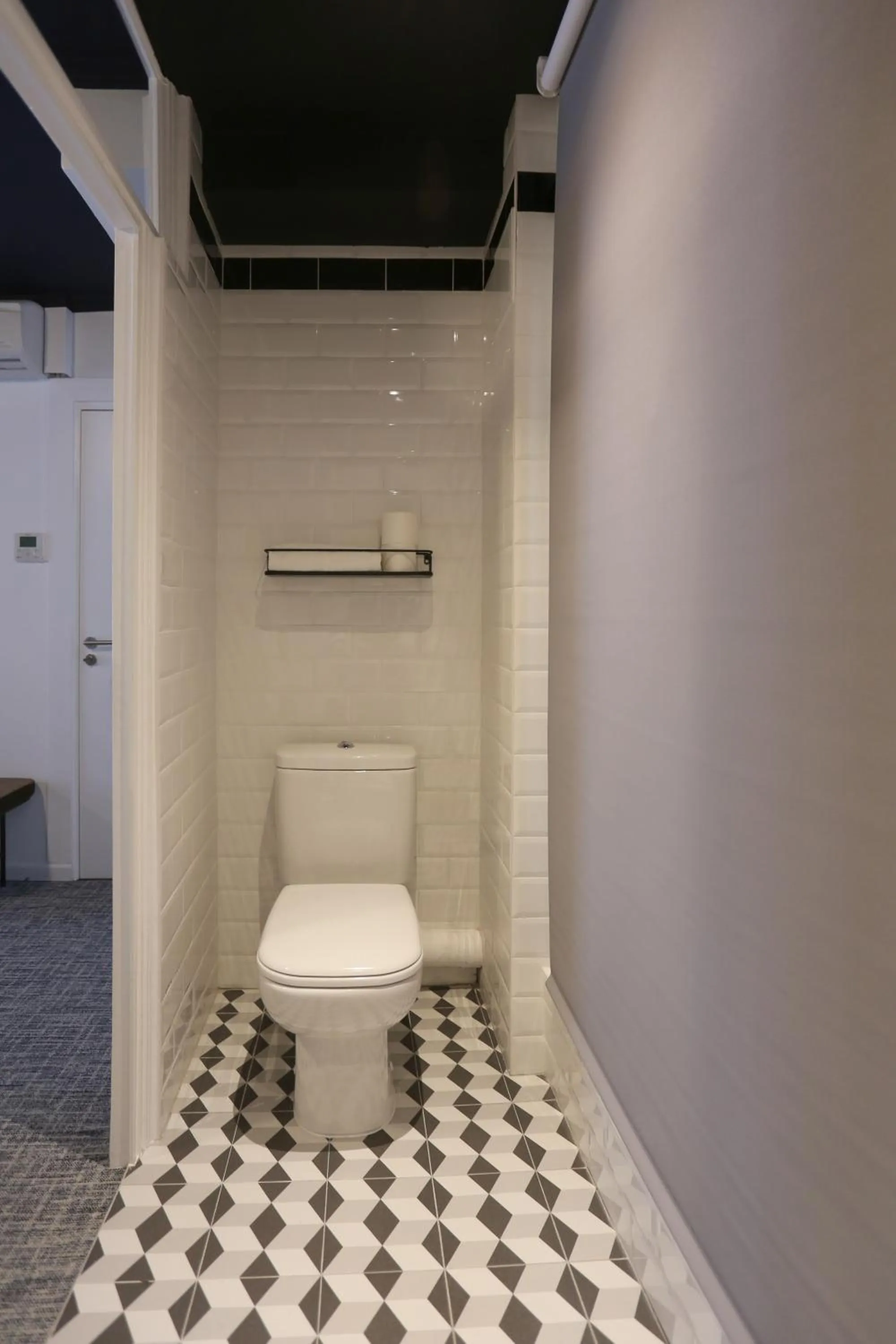 Toilet in Hôtel Lucien