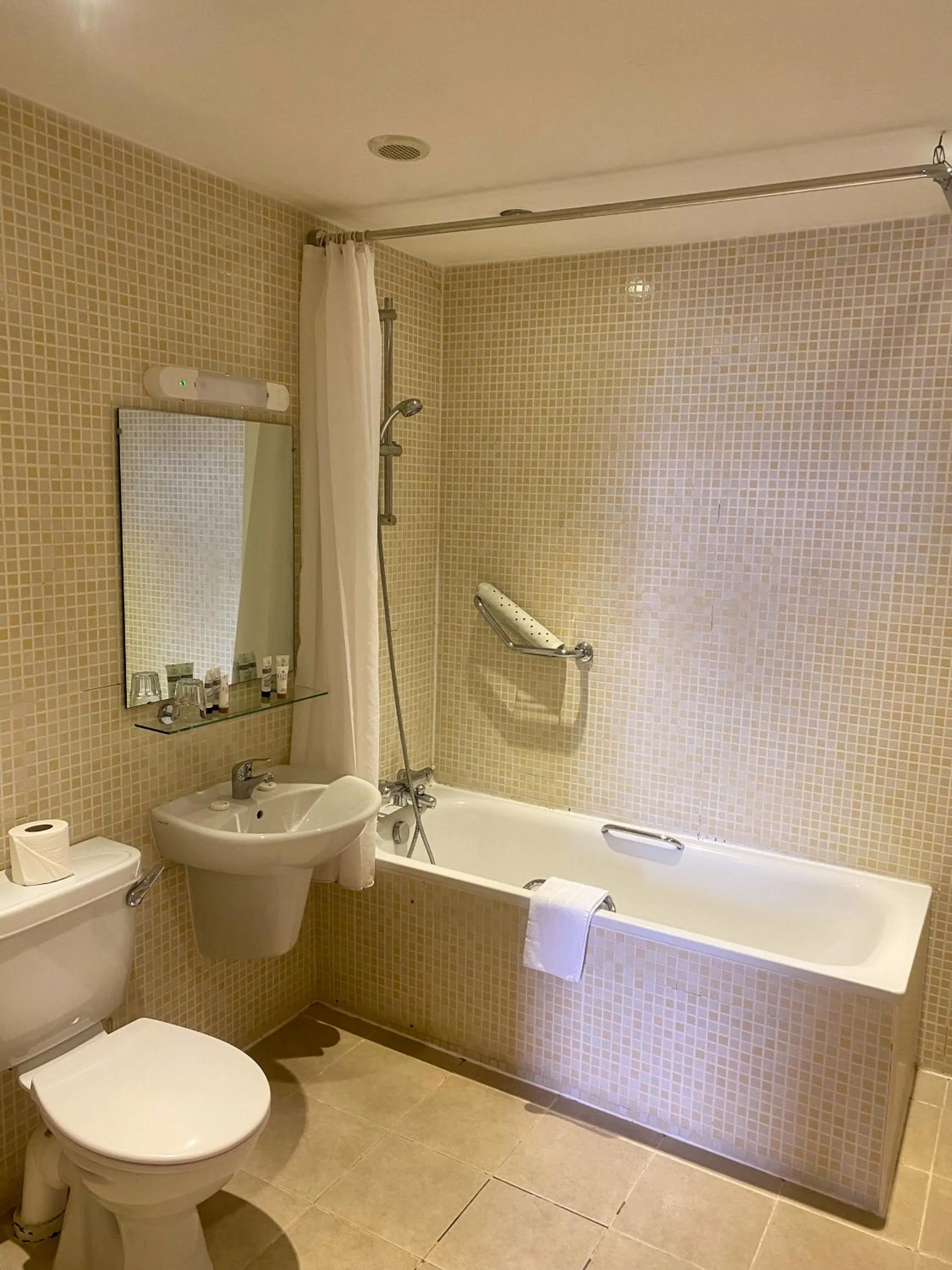 Bathroom in Cavendish Hotel