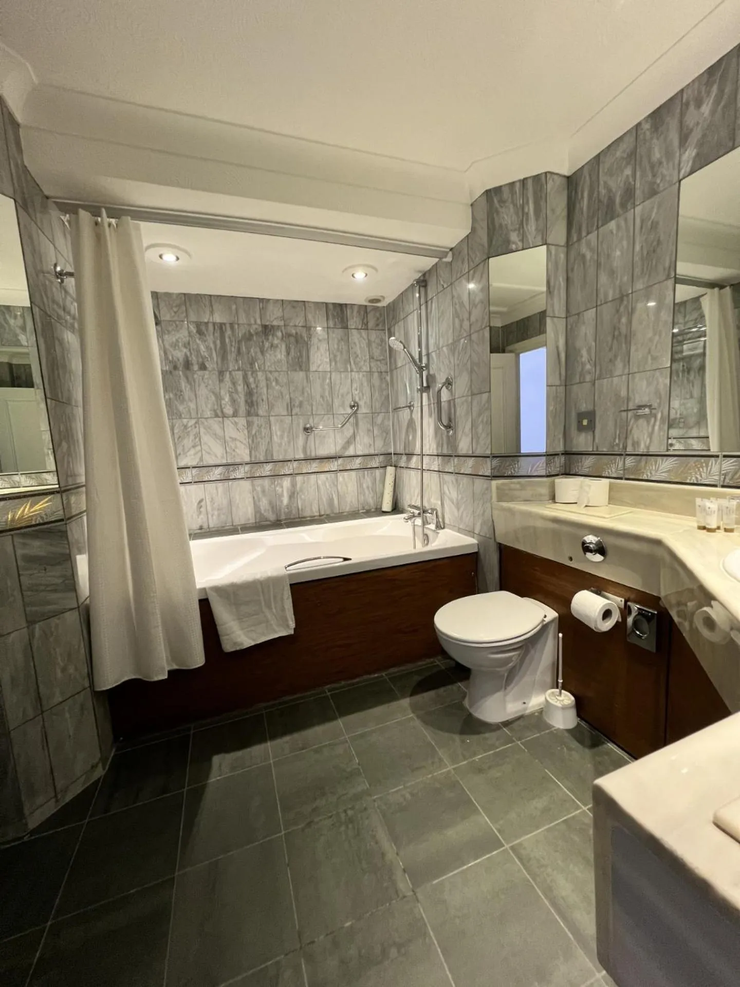 Toilet in Cavendish Hotel