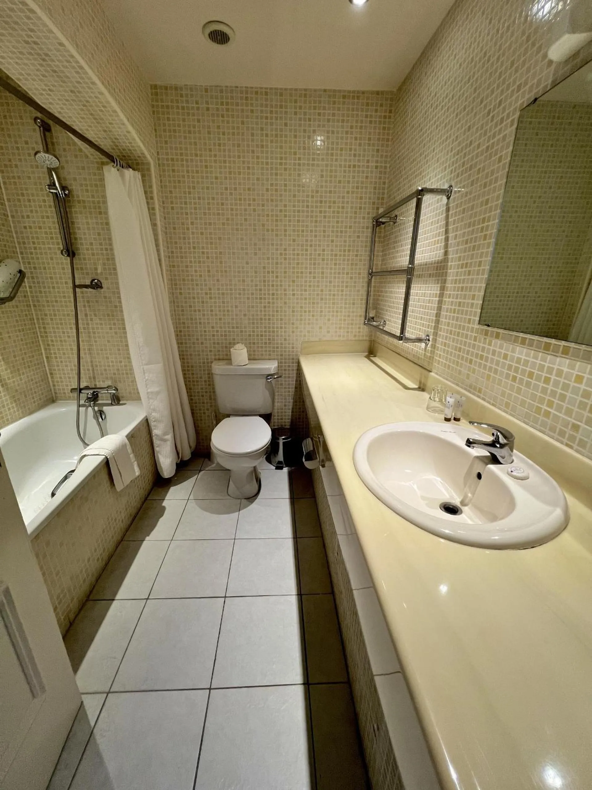 Bathroom in Cavendish Hotel