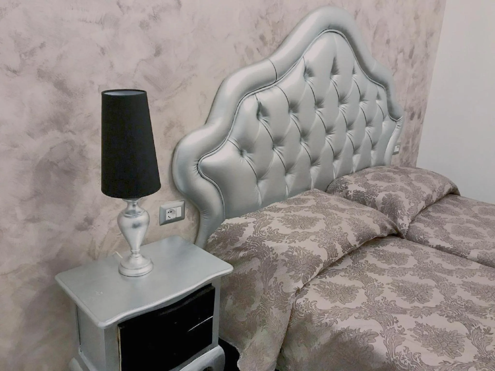 Photo of the whole room, Bed in Secret Rhome