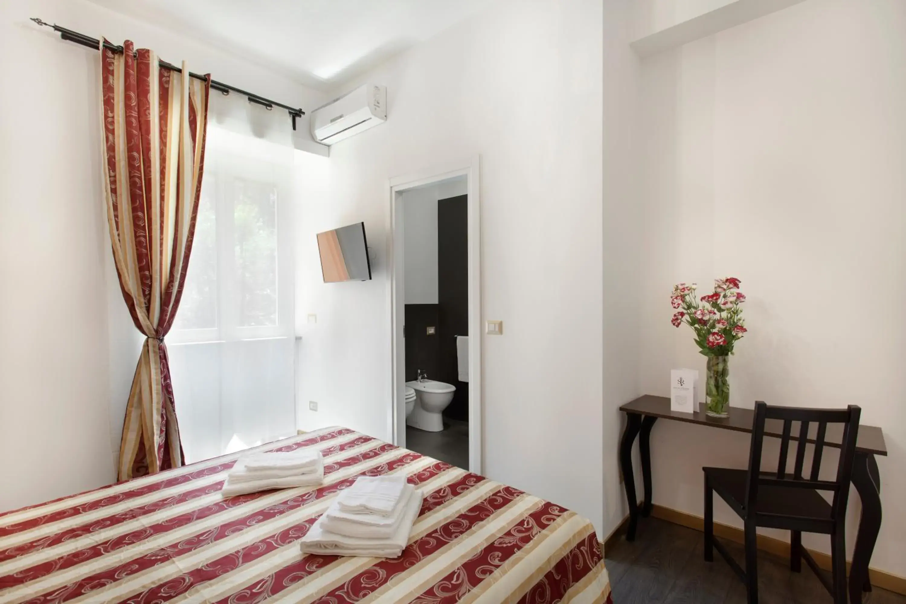 Photo of the whole room, Bed in Secret Rhome Photo of the whole room, Bed in Secret Rhome