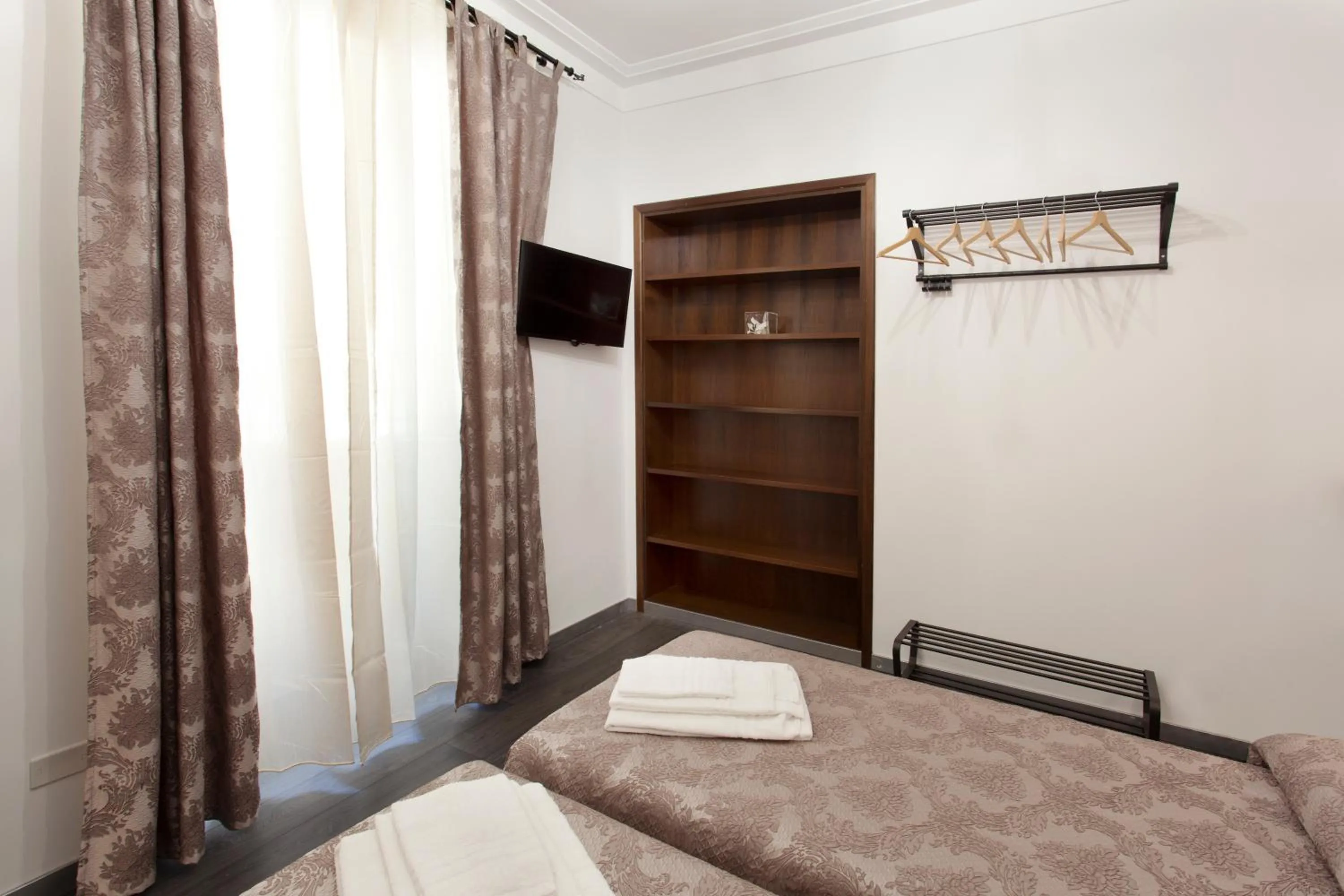 Photo of the whole room, Bed in Secret Rhome