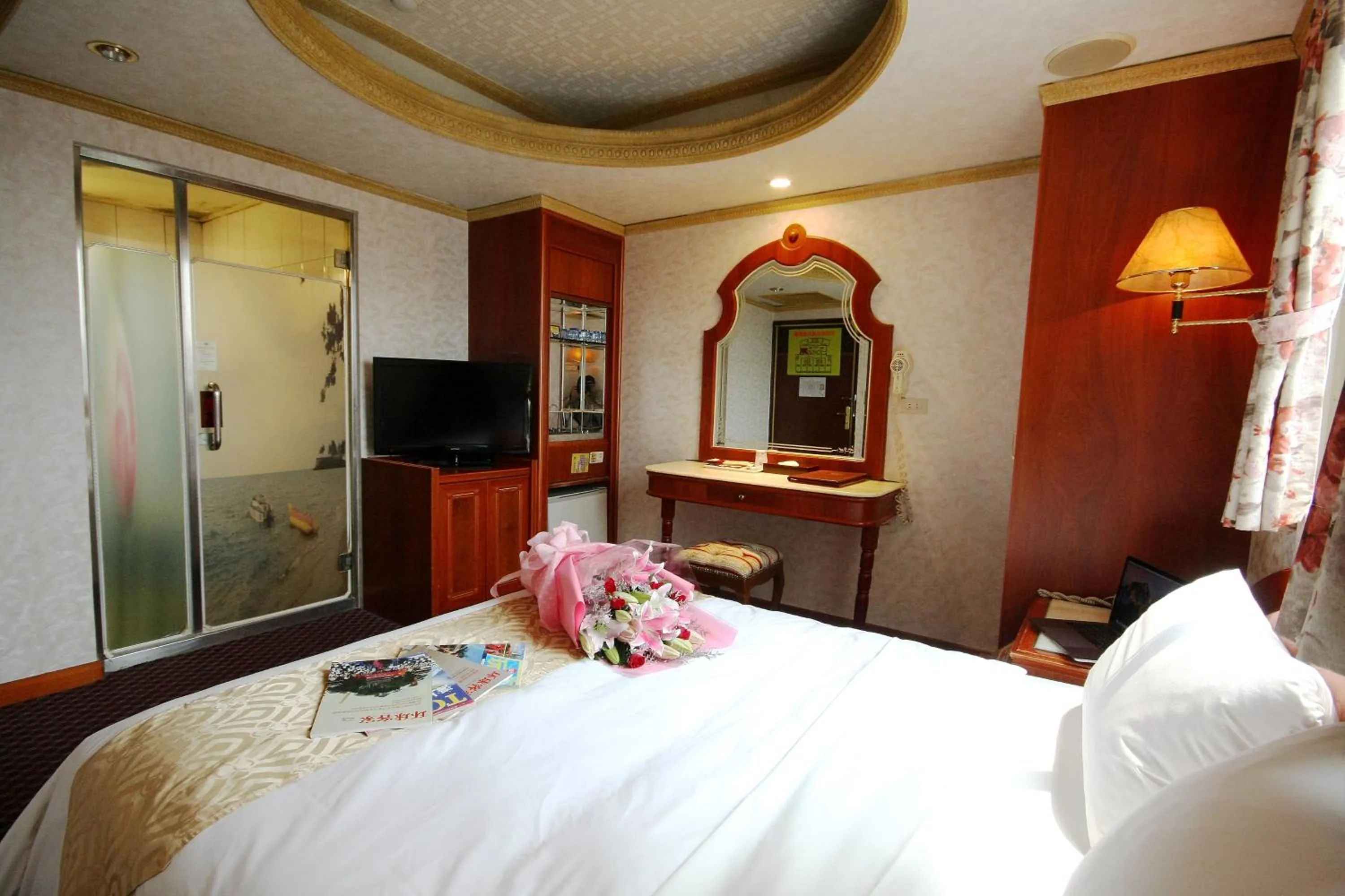 Photo of the whole room, Bed in Wang Fu Hotel