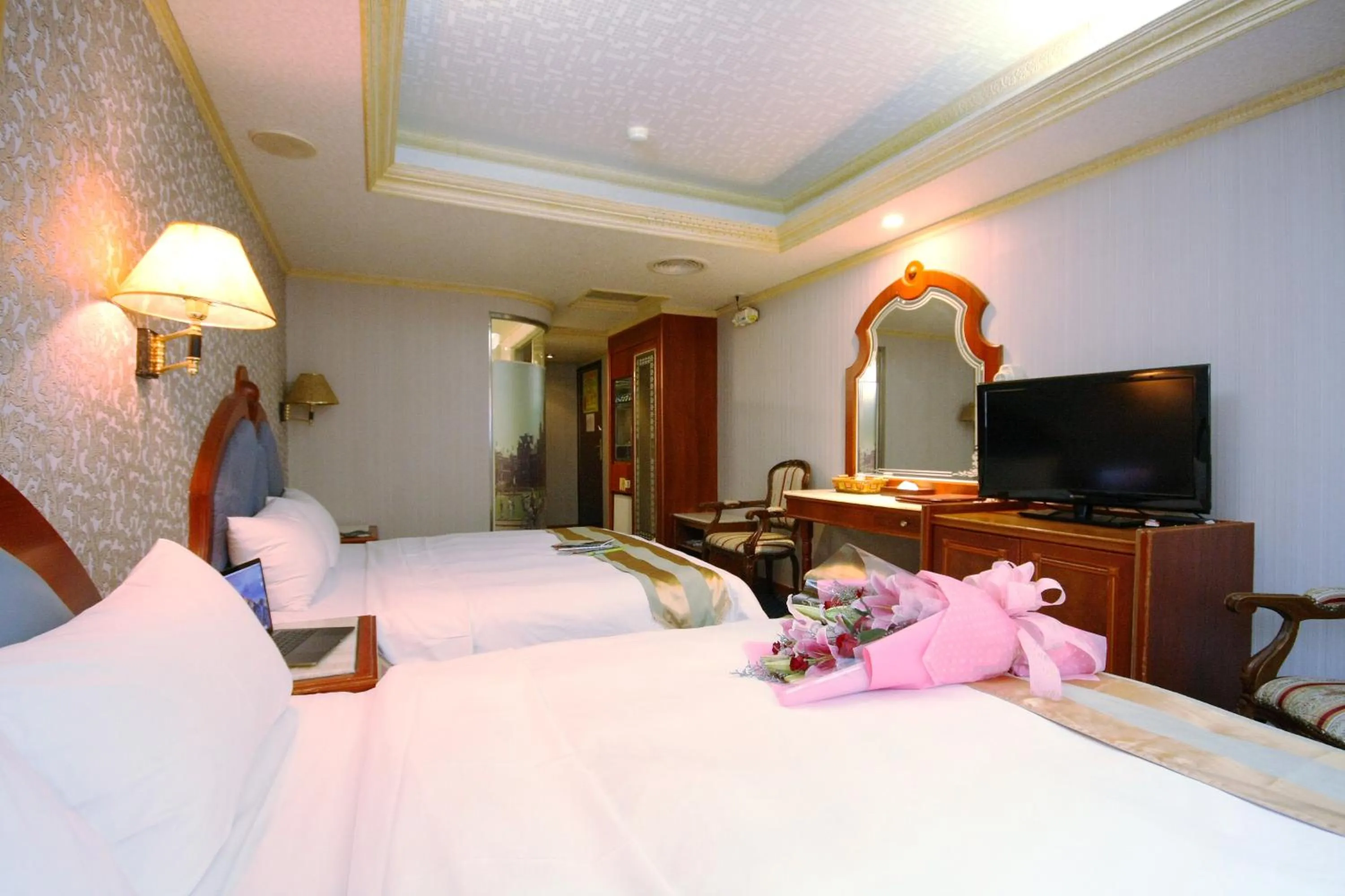 Photo of the whole room, Bed in Wang Fu Hotel