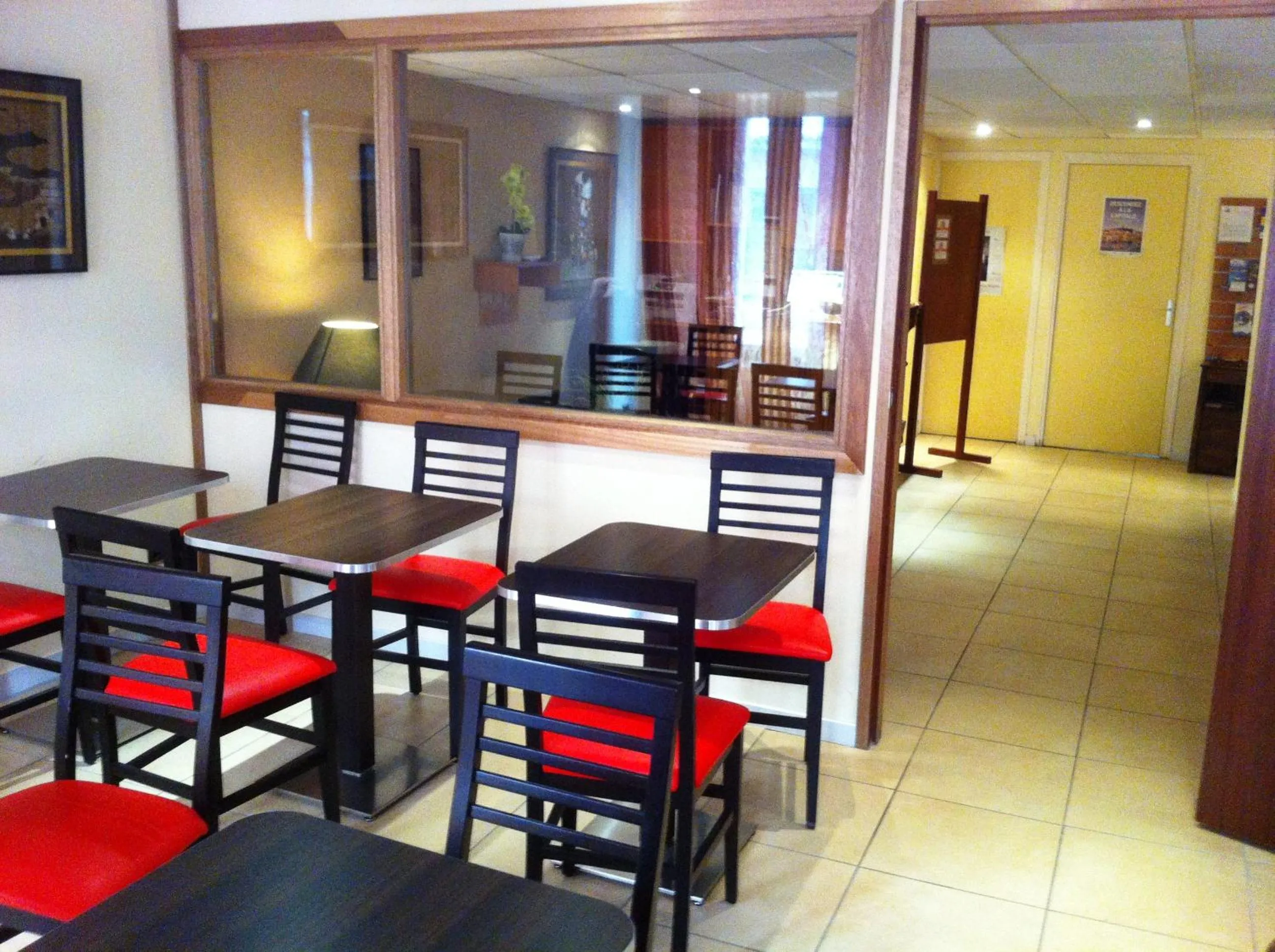 Communal lounge/ TV room in Hôtel du Sud Vieux Port