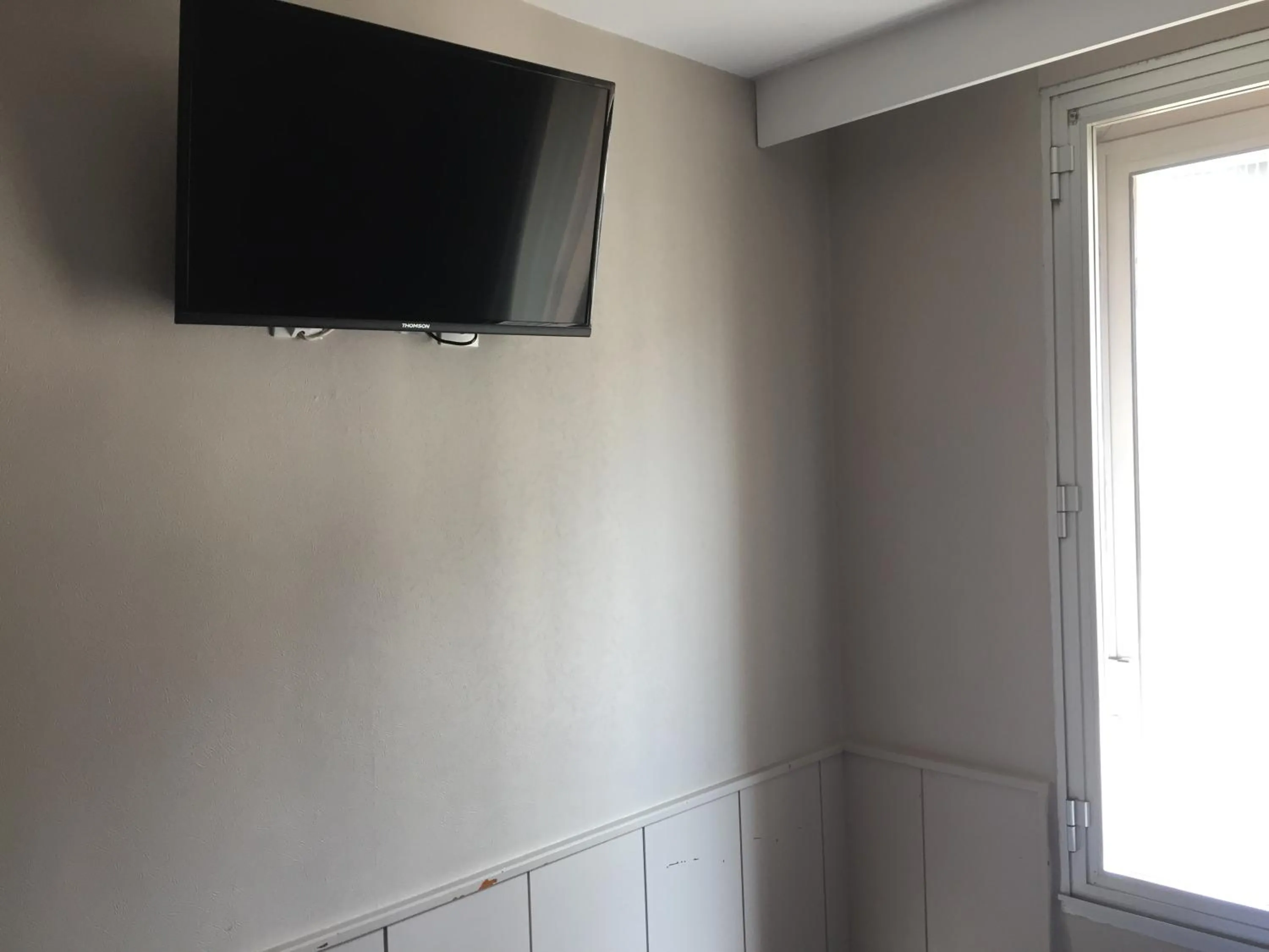 TV and multimedia in Hôtel du Sud Vieux Port