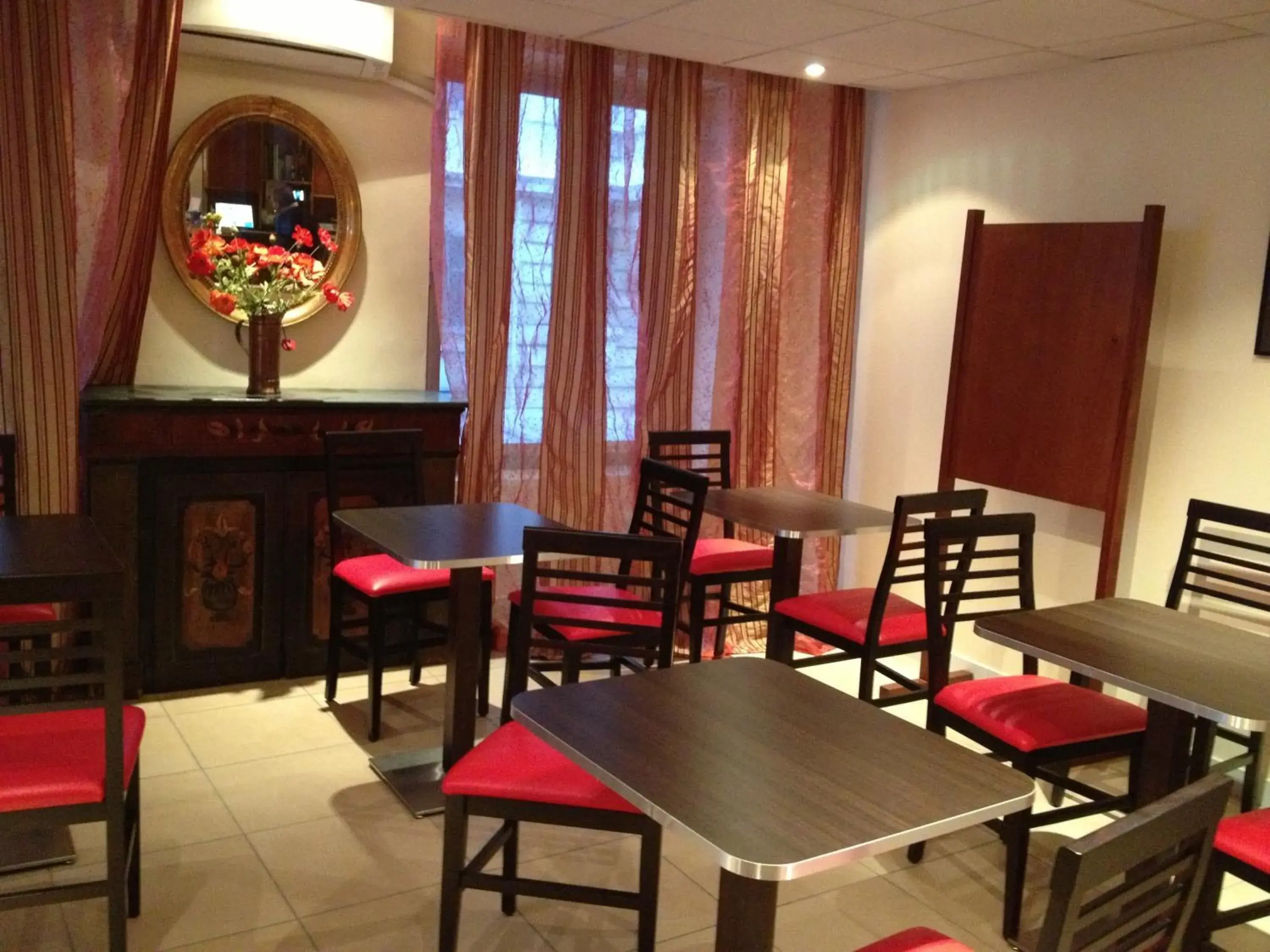 Restaurant/places to eat in Hôtel du Sud Vieux Port Restaurant/places to eat in Hôtel du Sud Vieux Port