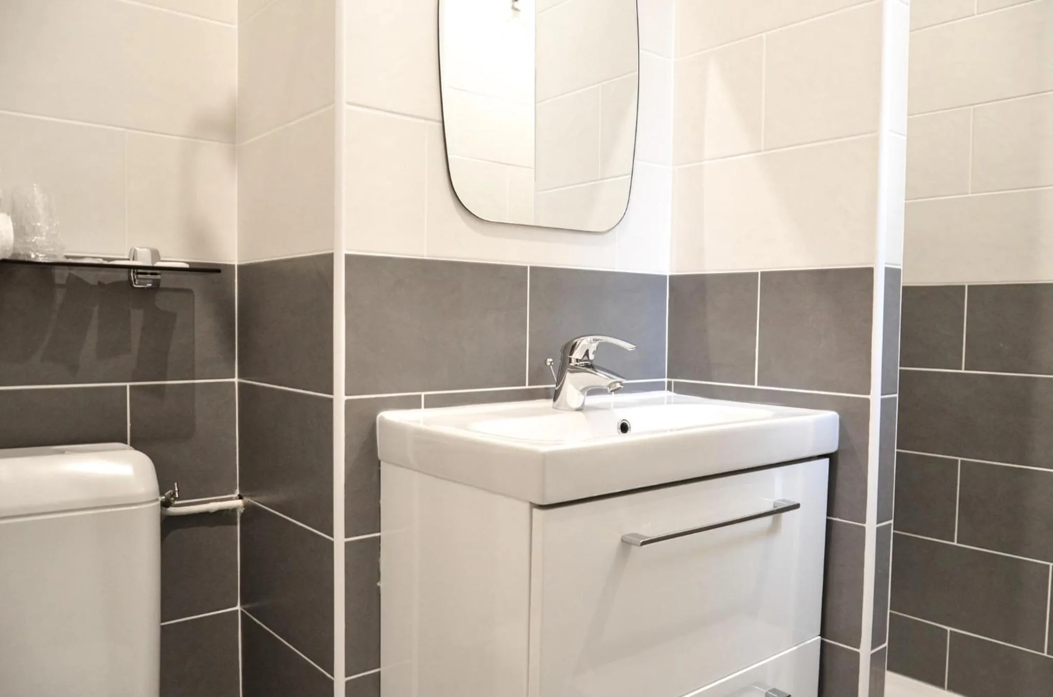 Toilet in Hôtel De La Perdrix Rouge