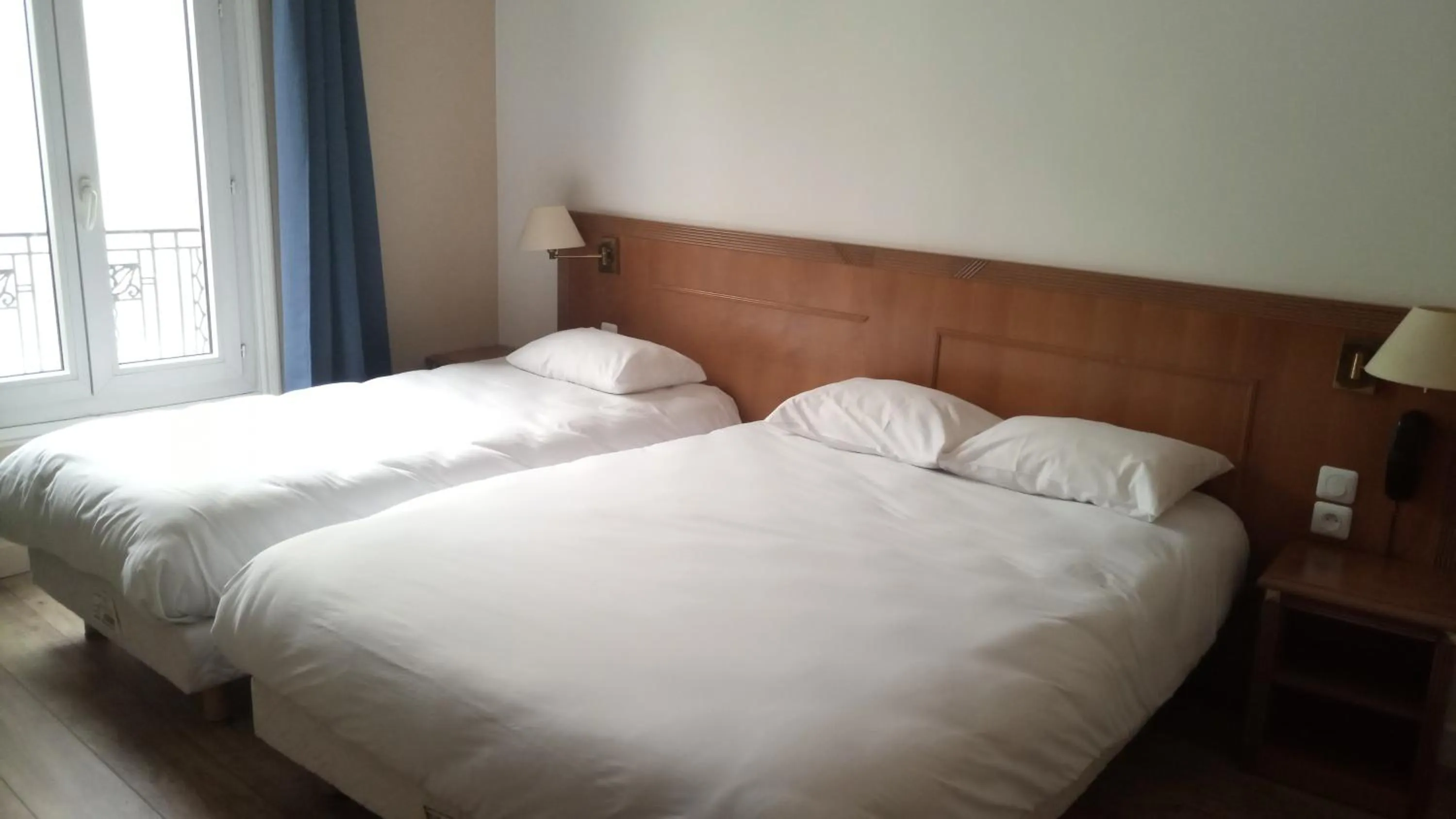 Bedroom, Bed in Hôtel De La Perdrix Rouge